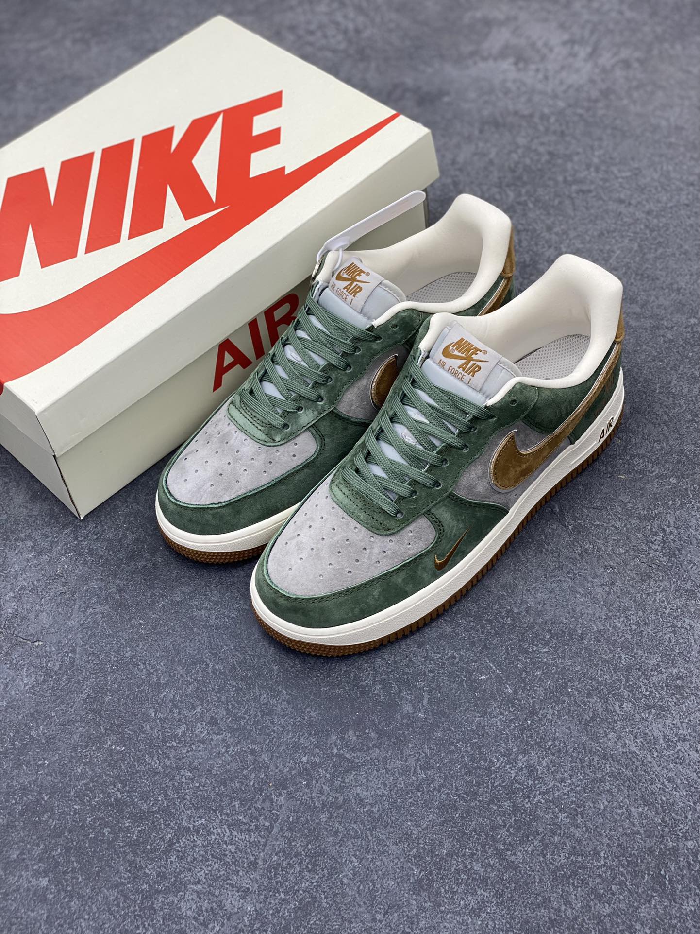 图片[8]-NIke Air Force 1 \’07 Low “UN联名–青苔绿”空军一号 低帮 运动鞋 休闲鞋 折边针车 工艺难度大 原楦头原纸板 原装鞋盒 定制五金配件 内置全掌气垫 原厂鞋底 货号：KK1988-022 尺码：36 36.5 37.5 38 38.5 39 40 40.5 41 42 42.5 43 44 44.5 45-选品中心
