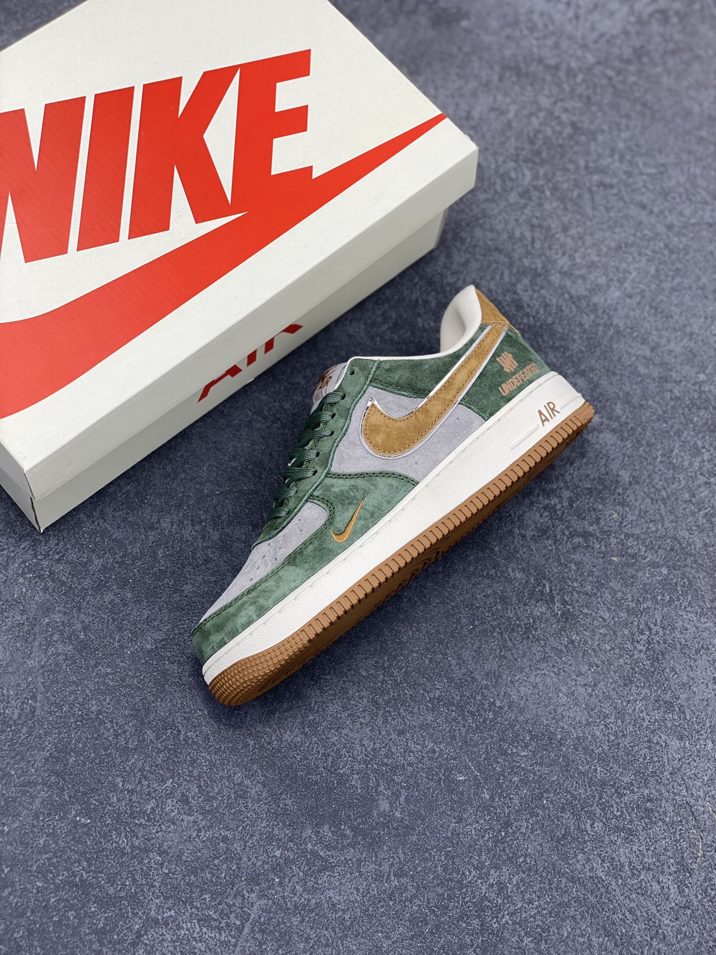 图片[7]-NIke Air Force 1 \’07 Low “UN联名–青苔绿”空军一号 低帮 运动鞋 休闲鞋 折边针车 工艺难度大 原楦头原纸板 原装鞋盒 定制五金配件 内置全掌气垫 原厂鞋底 货号：KK1988-022 尺码：36 36.5 37.5 38 38.5 39 40 40.5 41 42 42.5 43 44 44.5 45-选品中心