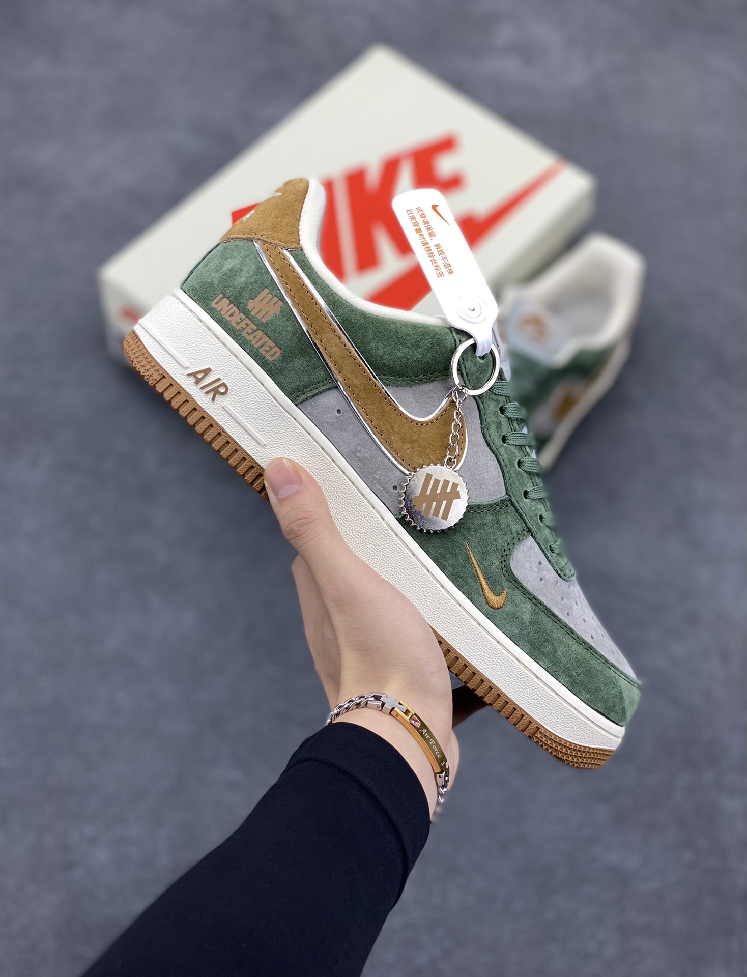 NIke Air Force 1 \’07 Low “UN联名–青苔绿”空军一号 低帮 运动鞋 休闲鞋 折边针车 工艺难度大 原楦头原纸板 原装鞋盒 定制五金配件 内置全掌气垫 原厂鞋底 货号：KK1988-022 尺码：36 36.5 37.5 38 38.5 39 40 40.5 41 42 42.5 43 44 44.5 45-选品中心