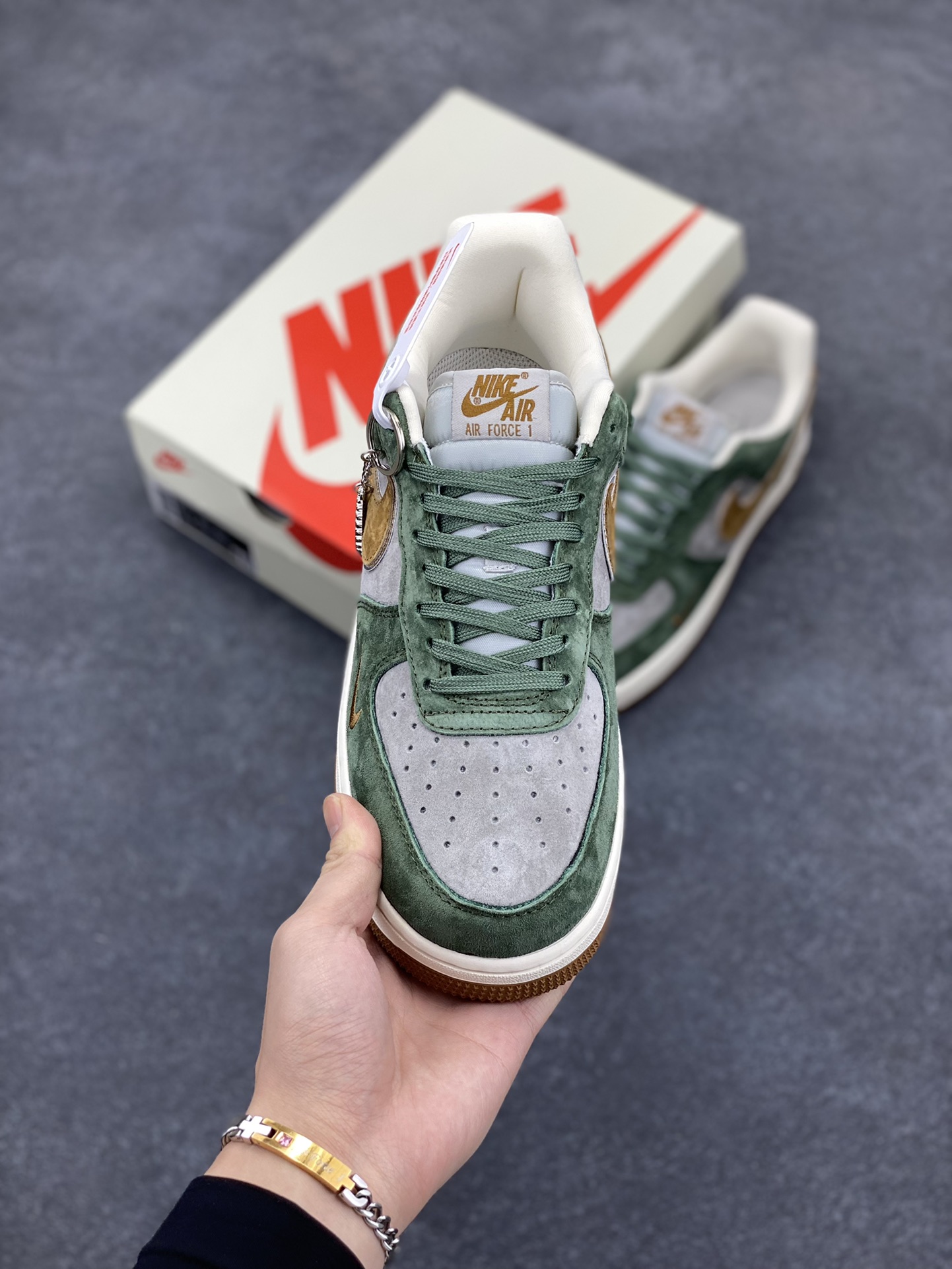 图片[2]-NIke Air Force 1 \’07 Low “UN联名–青苔绿”空军一号 低帮 运动鞋 休闲鞋 折边针车 工艺难度大 原楦头原纸板 原装鞋盒 定制五金配件 内置全掌气垫 原厂鞋底 货号：KK1988-022 尺码：36 36.5 37.5 38 38.5 39 40 40.5 41 42 42.5 43 44 44.5 45-选品中心