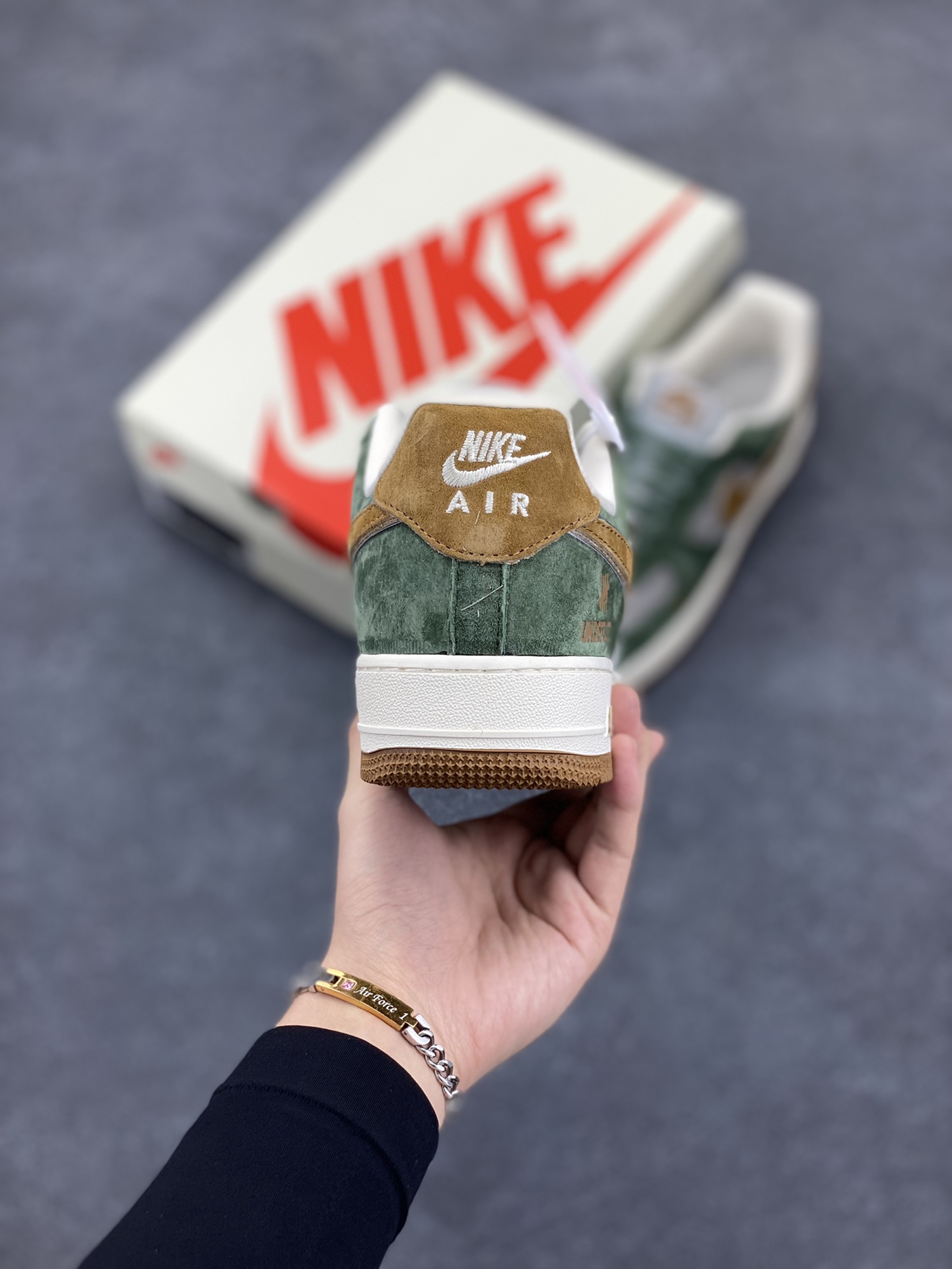 图片[4]-NIke Air Force 1 \’07 Low “UN联名–青苔绿”空军一号 低帮 运动鞋 休闲鞋 折边针车 工艺难度大 原楦头原纸板 原装鞋盒 定制五金配件 内置全掌气垫 原厂鞋底 货号：KK1988-022 尺码：36 36.5 37.5 38 38.5 39 40 40.5 41 42 42.5 43 44 44.5 45-选品中心