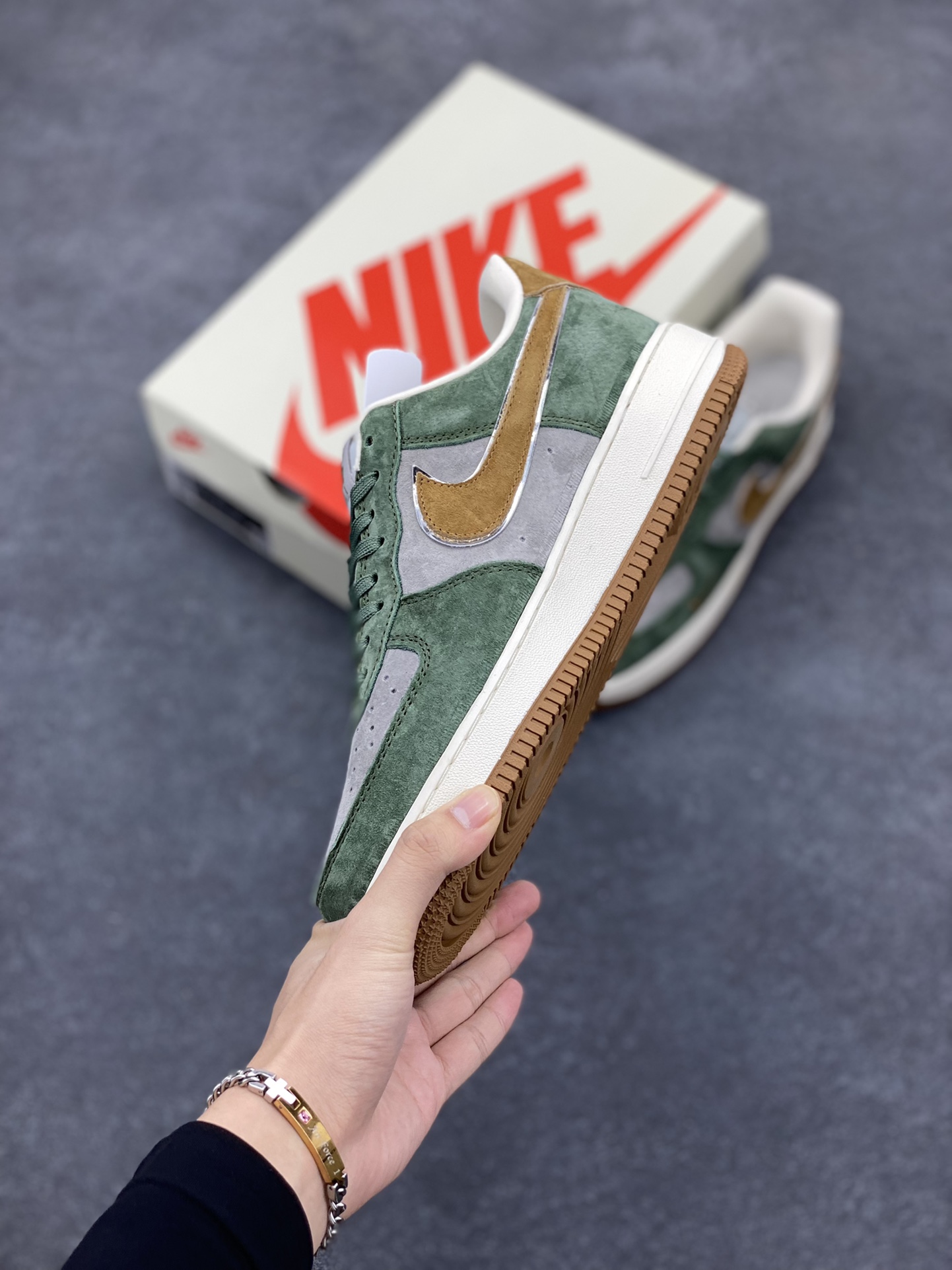 图片[3]-NIke Air Force 1 \’07 Low “UN联名–青苔绿”空军一号 低帮 运动鞋 休闲鞋 折边针车 工艺难度大 原楦头原纸板 原装鞋盒 定制五金配件 内置全掌气垫 原厂鞋底 货号：KK1988-022 尺码：36 36.5 37.5 38 38.5 39 40 40.5 41 42 42.5 43 44 44.5 45-选品中心
