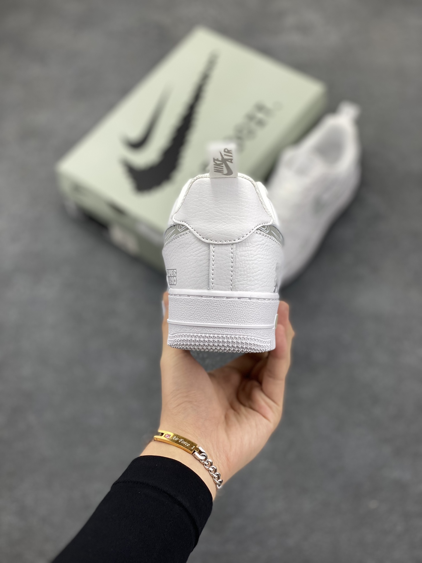 图片[4]-Nike Air Force 1 Low “Mosaic” “马赛克”空军一号低帮休闲运动板鞋 马赛克，本是一种用于模糊或修饰图像的元素。当马赛克与马里奥相遇，却能创造出独特的视觉体验。想象一幅画面，马里奥奔跑在一个用马赛克拼凑而成的世界里，原本清晰的砖块、蘑菇和敌人都被马赛克覆盖，仿佛进入了一个复古而又神秘的游戏空间 货号：FB8971-030 尺码：36 36.5 37.5 38 38.5 39 40 40.5 41 42 42.5 43 44 44.5 45-选品中心