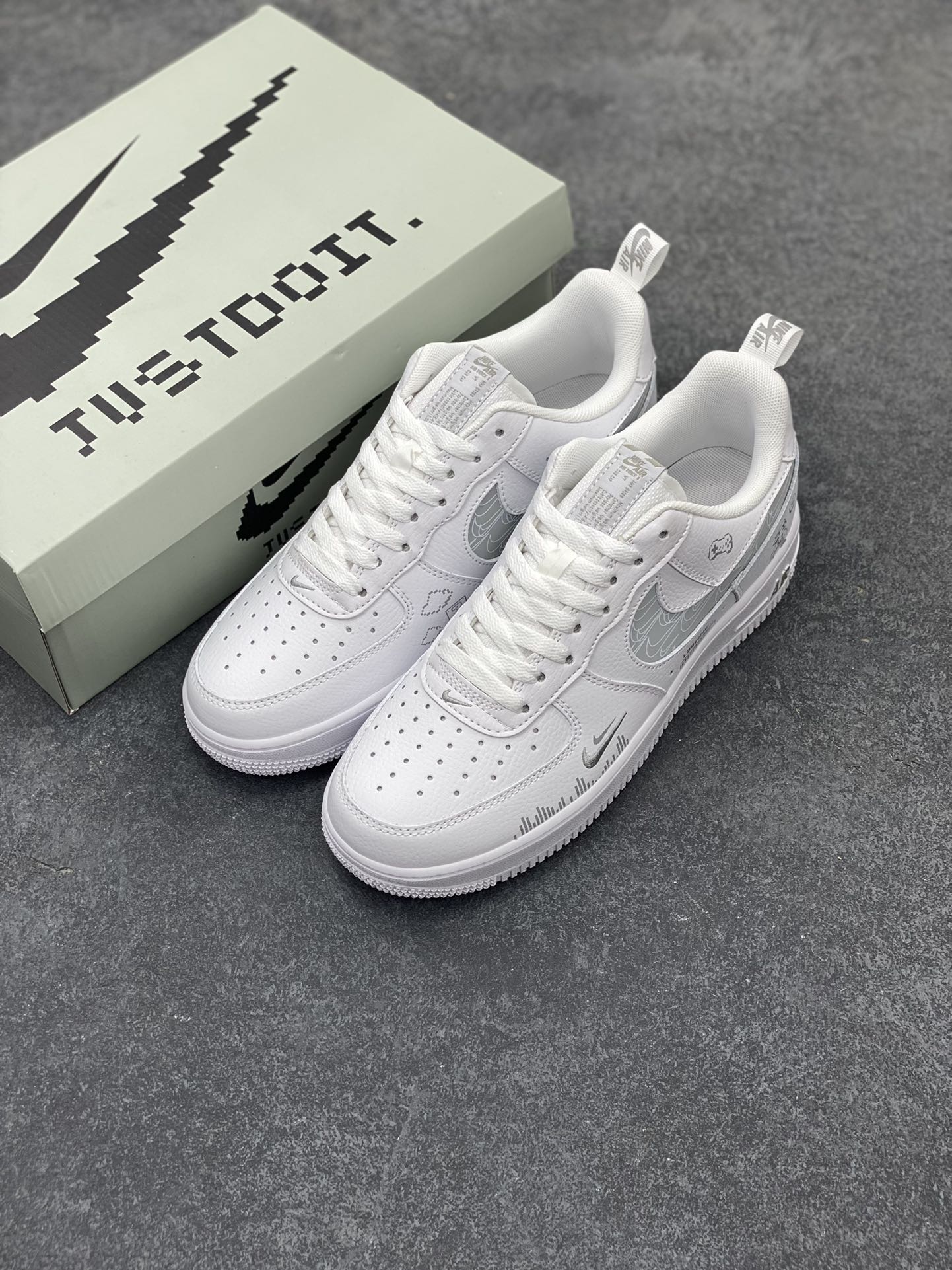 图片[8]-Nike Air Force 1 Low “Mosaic” “马赛克”空军一号低帮休闲运动板鞋 马赛克，本是一种用于模糊或修饰图像的元素。当马赛克与马里奥相遇，却能创造出独特的视觉体验。想象一幅画面，马里奥奔跑在一个用马赛克拼凑而成的世界里，原本清晰的砖块、蘑菇和敌人都被马赛克覆盖，仿佛进入了一个复古而又神秘的游戏空间 货号：FB8971-030 尺码：36 36.5 37.5 38 38.5 39 40 40.5 41 42 42.5 43 44 44.5 45-选品中心