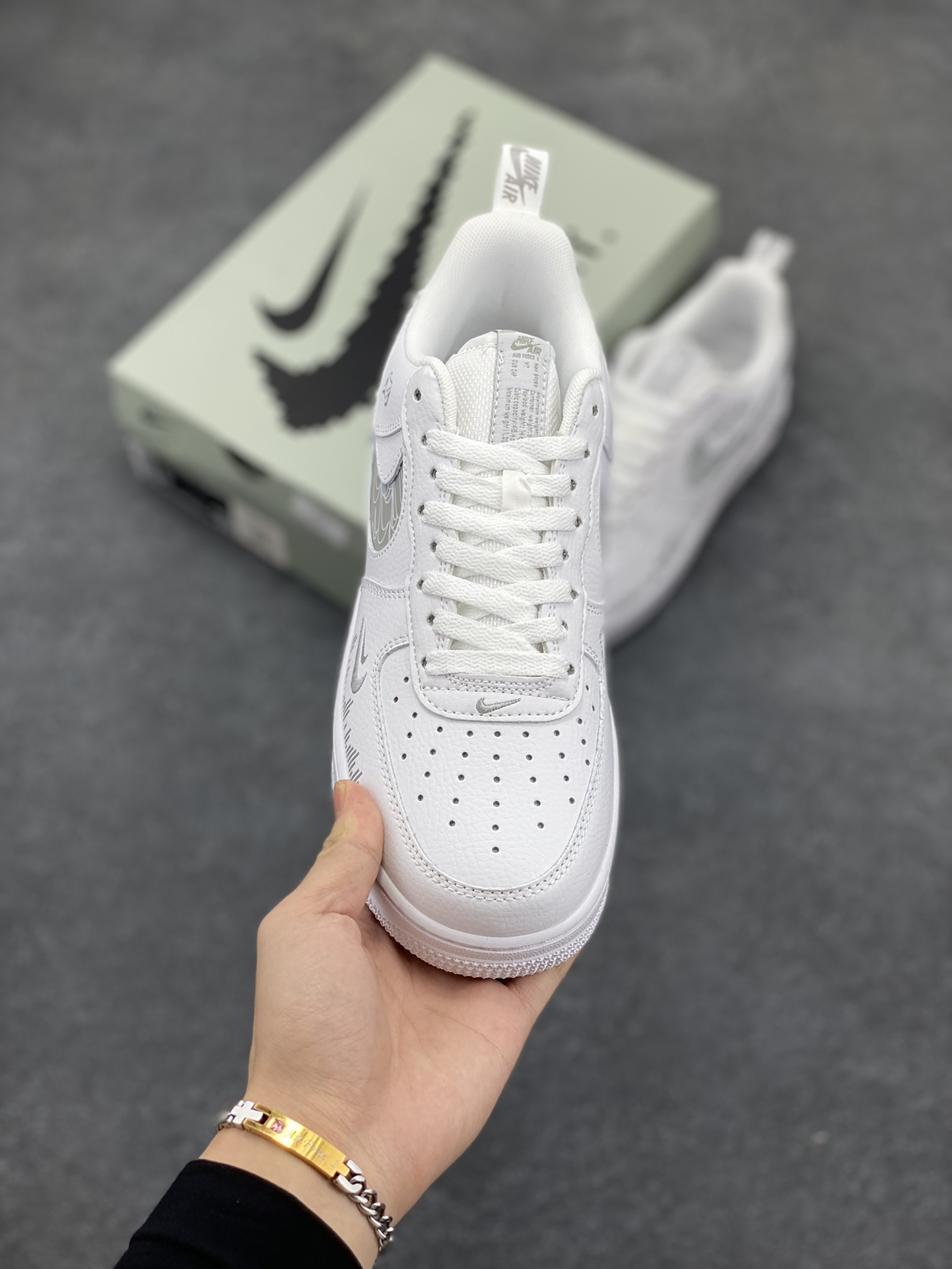 图片[2]-Nike Air Force 1 Low “Mosaic” “马赛克”空军一号低帮休闲运动板鞋 马赛克，本是一种用于模糊或修饰图像的元素。当马赛克与马里奥相遇，却能创造出独特的视觉体验。想象一幅画面，马里奥奔跑在一个用马赛克拼凑而成的世界里，原本清晰的砖块、蘑菇和敌人都被马赛克覆盖，仿佛进入了一个复古而又神秘的游戏空间 货号：FB8971-030 尺码：36 36.5 37.5 38 38.5 39 40 40.5 41 42 42.5 43 44 44.5 45-选品中心