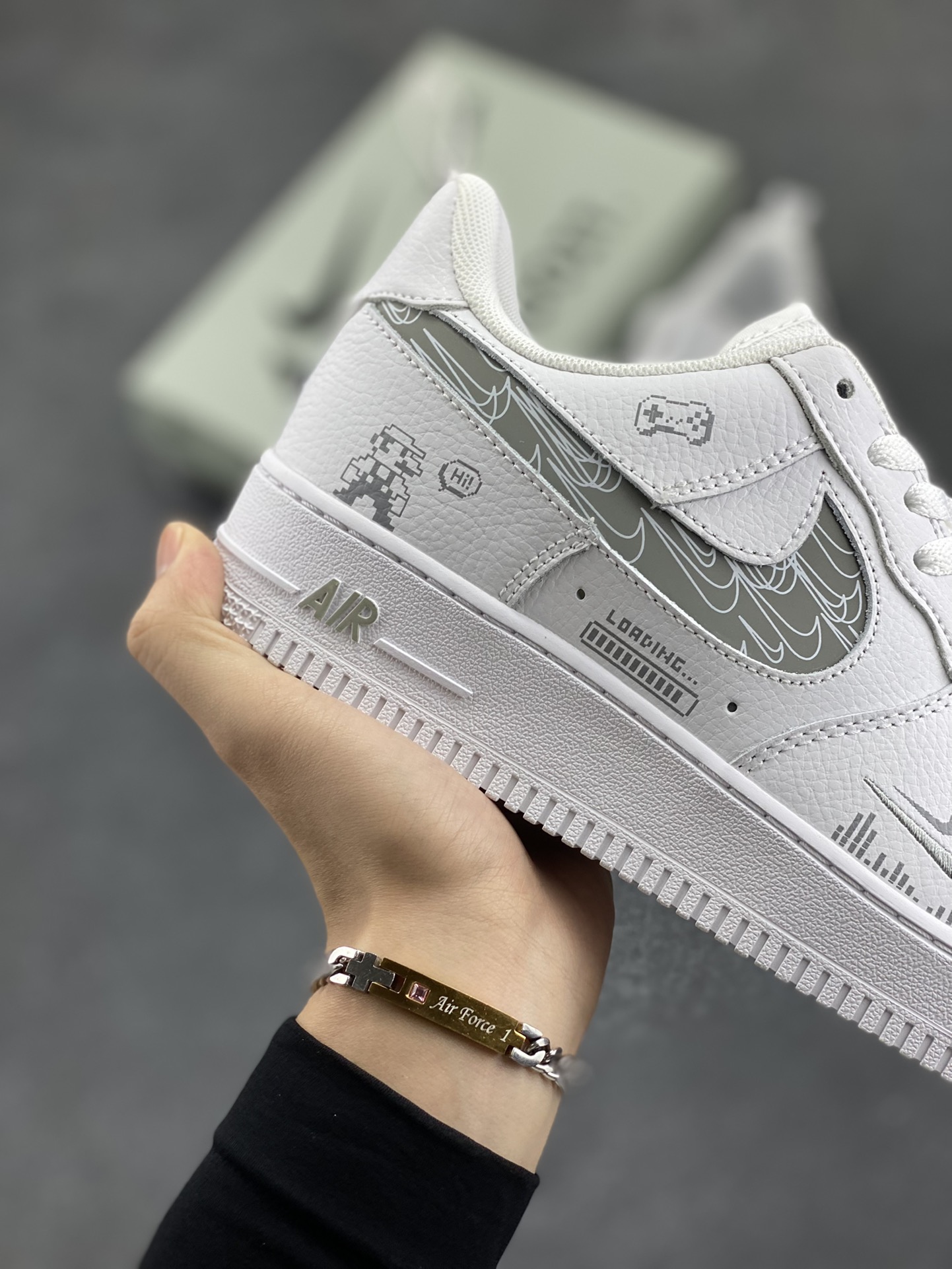 图片[6]-Nike Air Force 1 Low “Mosaic” “马赛克”空军一号低帮休闲运动板鞋 马赛克，本是一种用于模糊或修饰图像的元素。当马赛克与马里奥相遇，却能创造出独特的视觉体验。想象一幅画面，马里奥奔跑在一个用马赛克拼凑而成的世界里，原本清晰的砖块、蘑菇和敌人都被马赛克覆盖，仿佛进入了一个复古而又神秘的游戏空间 货号：FB8971-030 尺码：36 36.5 37.5 38 38.5 39 40 40.5 41 42 42.5 43 44 44.5 45-选品中心