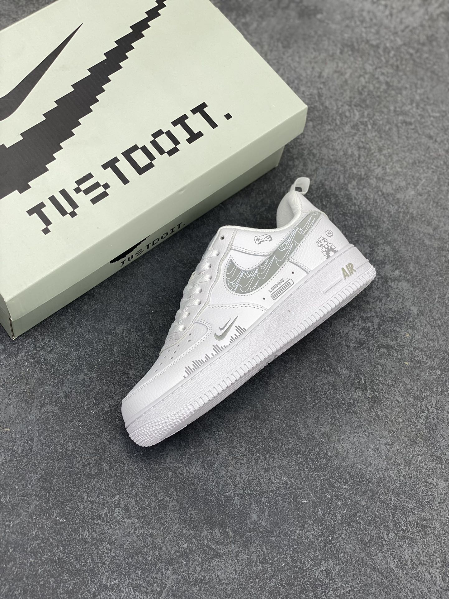 图片[7]-Nike Air Force 1 Low “Mosaic” “马赛克”空军一号低帮休闲运动板鞋 马赛克，本是一种用于模糊或修饰图像的元素。当马赛克与马里奥相遇，却能创造出独特的视觉体验。想象一幅画面，马里奥奔跑在一个用马赛克拼凑而成的世界里，原本清晰的砖块、蘑菇和敌人都被马赛克覆盖，仿佛进入了一个复古而又神秘的游戏空间 货号：FB8971-030 尺码：36 36.5 37.5 38 38.5 39 40 40.5 41 42 42.5 43 44 44.5 45-选品中心