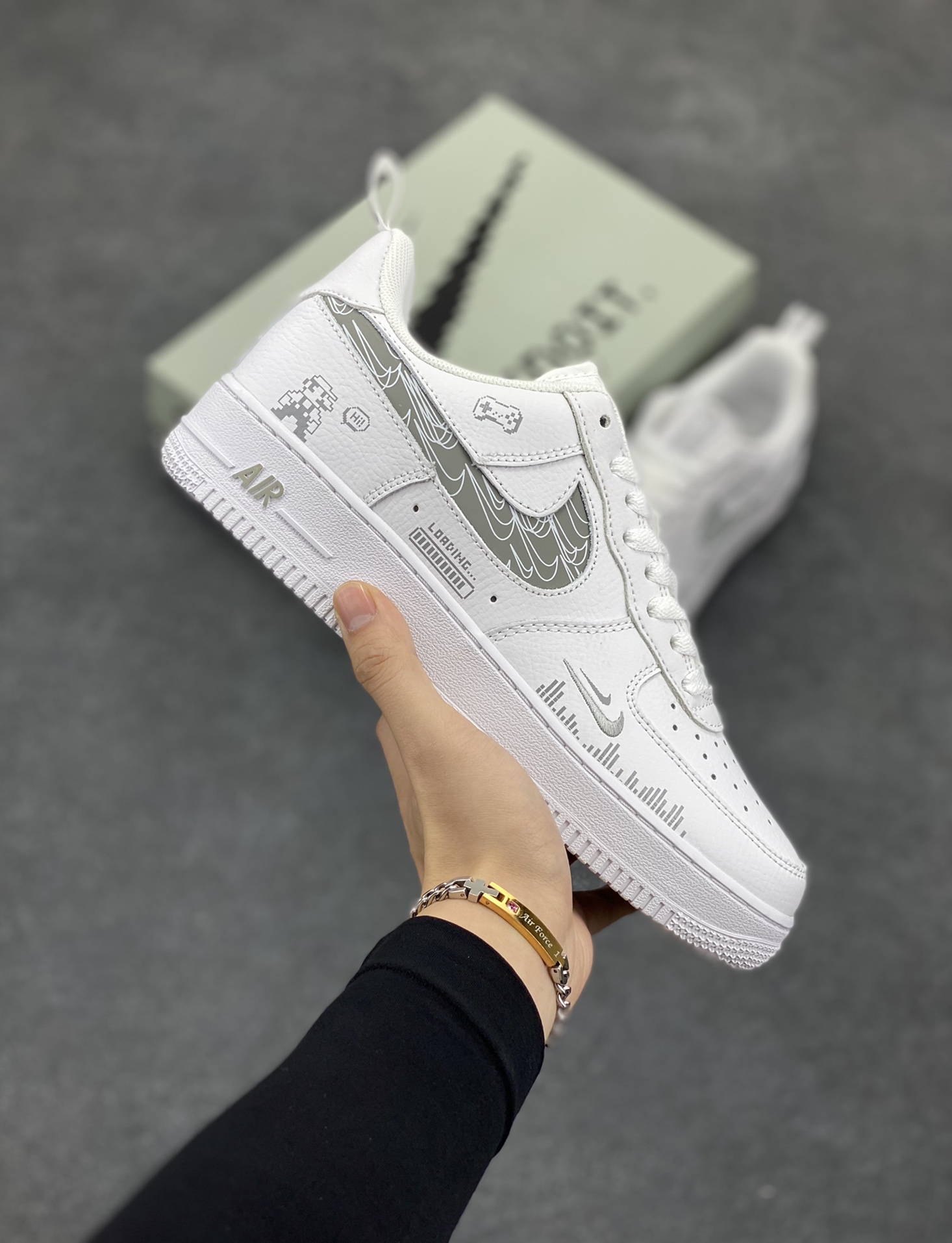 Nike Air Force 1 Low “Mosaic” “马赛克”空军一号低帮休闲运动板鞋 马赛克，本是一种用于模糊或修饰图像的元素。当马赛克与马里奥相遇，却能创造出独特的视觉体验。想象一幅画面，马里奥奔跑在一个用马赛克拼凑而成的世界里，原本清晰的砖块、蘑菇和敌人都被马赛克覆盖，仿佛进入了一个复古而又神秘的游戏空间 货号：FB8971-030 尺码：36 36.5 37.5 38 38.5 39 40 40.5 41 42 42.5 43 44 44.5 45-选品中心