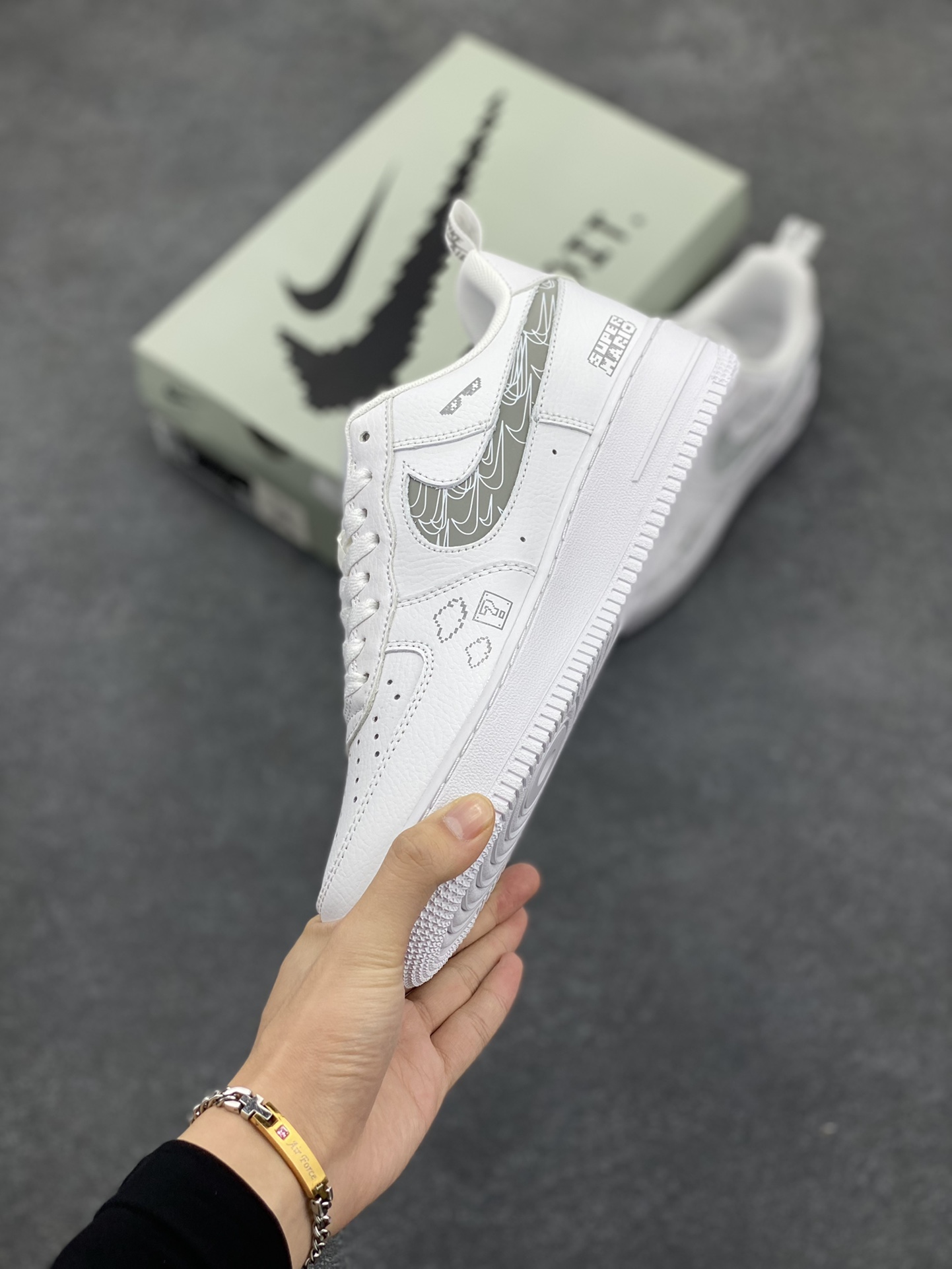 图片[3]-Nike Air Force 1 Low “Mosaic” “马赛克”空军一号低帮休闲运动板鞋 马赛克，本是一种用于模糊或修饰图像的元素。当马赛克与马里奥相遇，却能创造出独特的视觉体验。想象一幅画面，马里奥奔跑在一个用马赛克拼凑而成的世界里，原本清晰的砖块、蘑菇和敌人都被马赛克覆盖，仿佛进入了一个复古而又神秘的游戏空间 货号：FB8971-030 尺码：36 36.5 37.5 38 38.5 39 40 40.5 41 42 42.5 43 44 44.5 45-选品中心