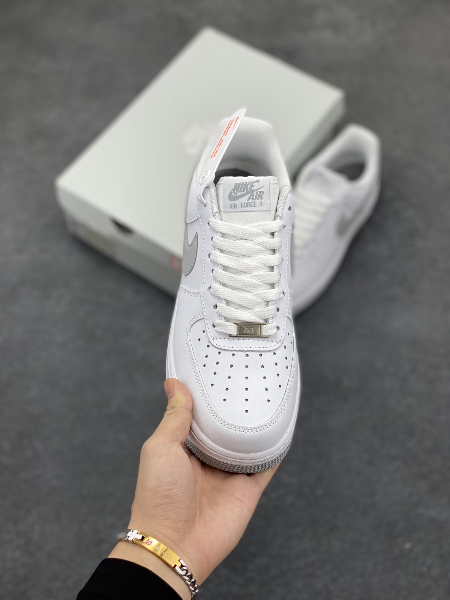 图片[2]-Nike Air Force 1‘07 Low 白灰 空军一号低帮休闲板鞋 原楦头原纸板 打造纯正空军版型#专注外贸渠道 全掌内置蜂窝气垫 #原盒配件 原厂中底钢印、拉帮完美 货号：FJ4146-100 尺码：36 36.5 37.5 38 38.5 39 40 40.5 41 42 42.5 43 44 44.5 45-选品中心