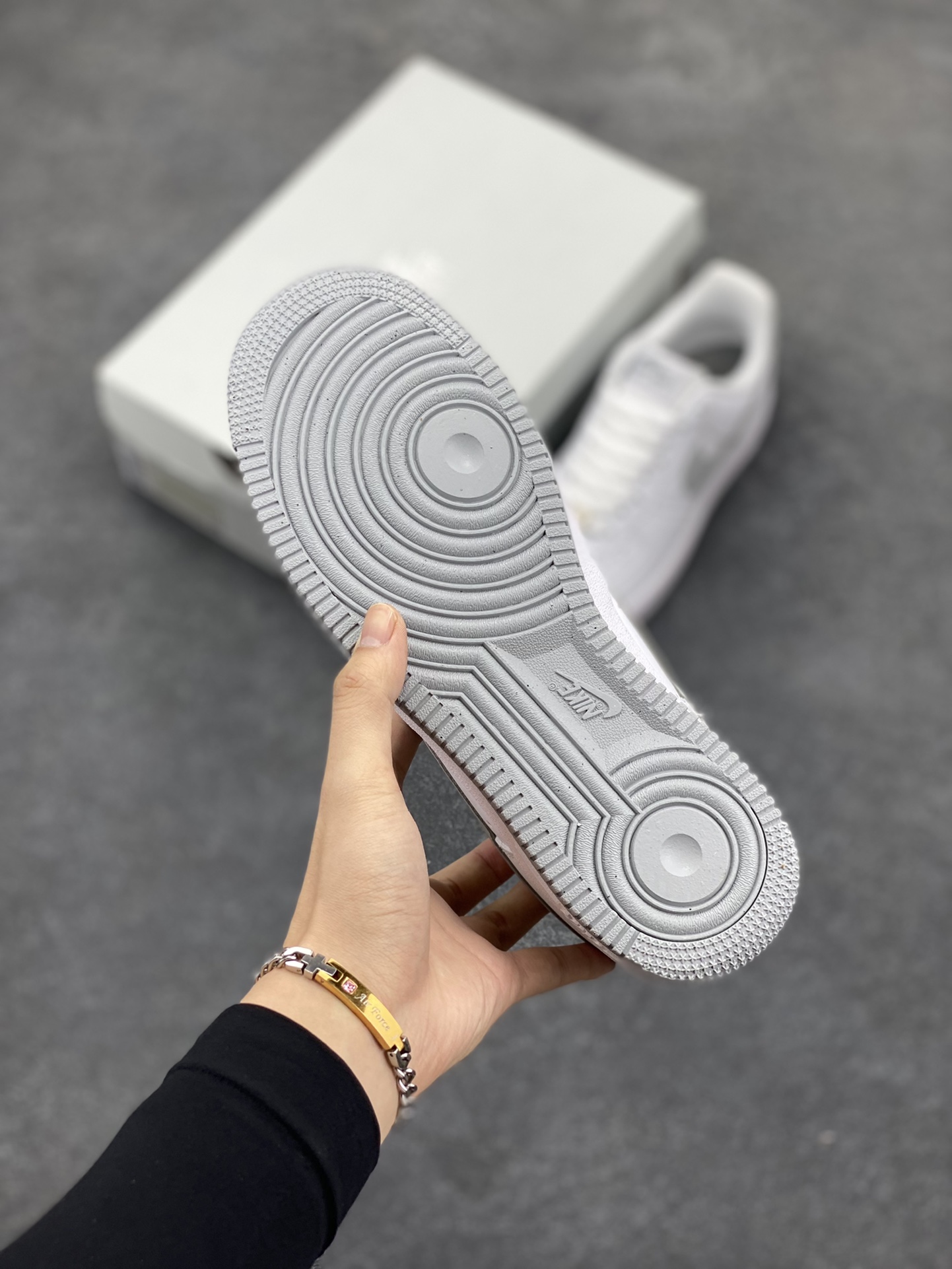 图片[5]-Nike Air Force 1‘07 Low 白灰 空军一号低帮休闲板鞋 原楦头原纸板 打造纯正空军版型#专注外贸渠道 全掌内置蜂窝气垫 #原盒配件 原厂中底钢印、拉帮完美 货号：FJ4146-100 尺码：36 36.5 37.5 38 38.5 39 40 40.5 41 42 42.5 43 44 44.5 45-选品中心