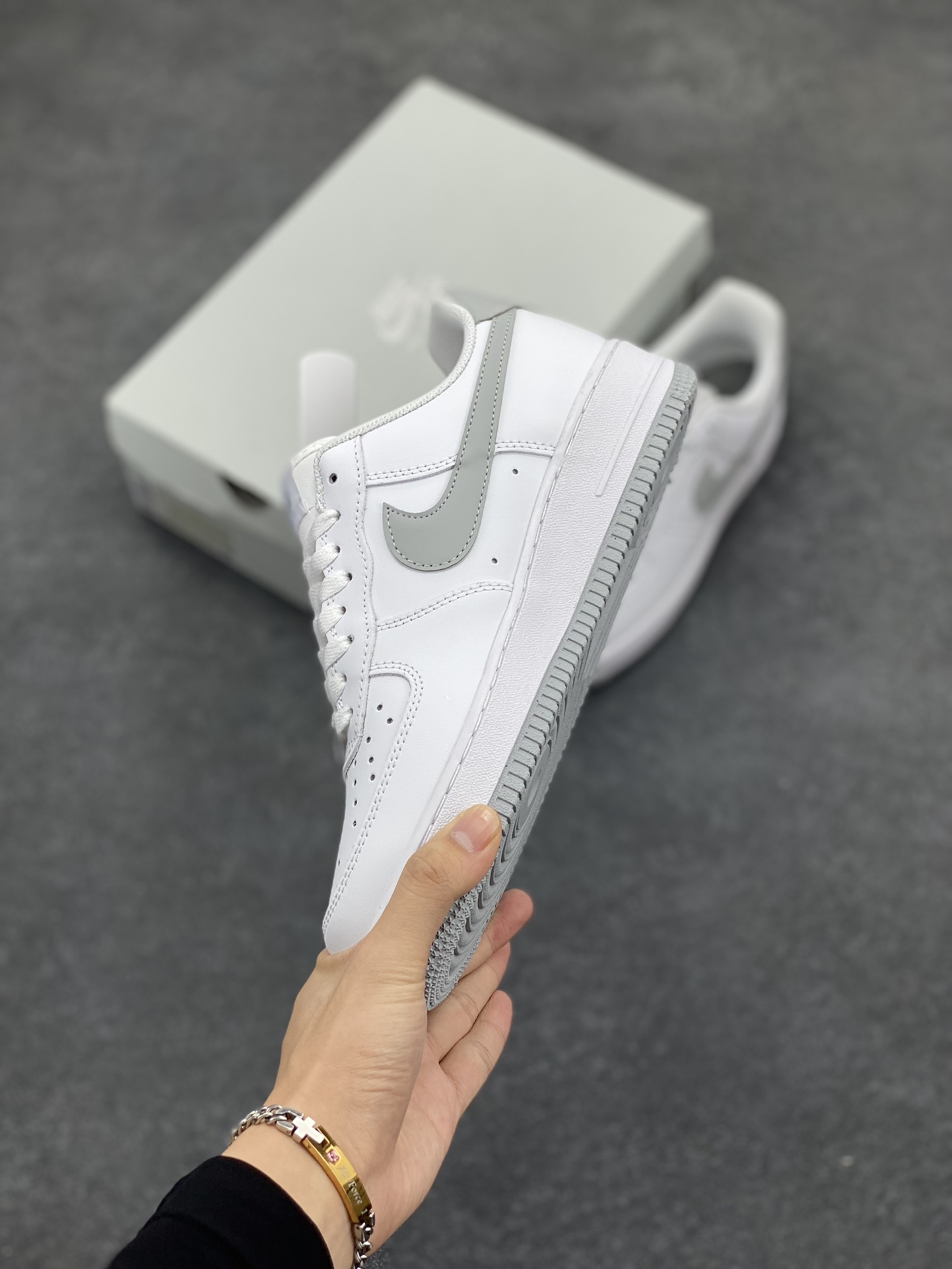图片[3]-Nike Air Force 1‘07 Low 白灰 空军一号低帮休闲板鞋 原楦头原纸板 打造纯正空军版型#专注外贸渠道 全掌内置蜂窝气垫 #原盒配件 原厂中底钢印、拉帮完美 货号：FJ4146-100 尺码：36 36.5 37.5 38 38.5 39 40 40.5 41 42 42.5 43 44 44.5 45-选品中心