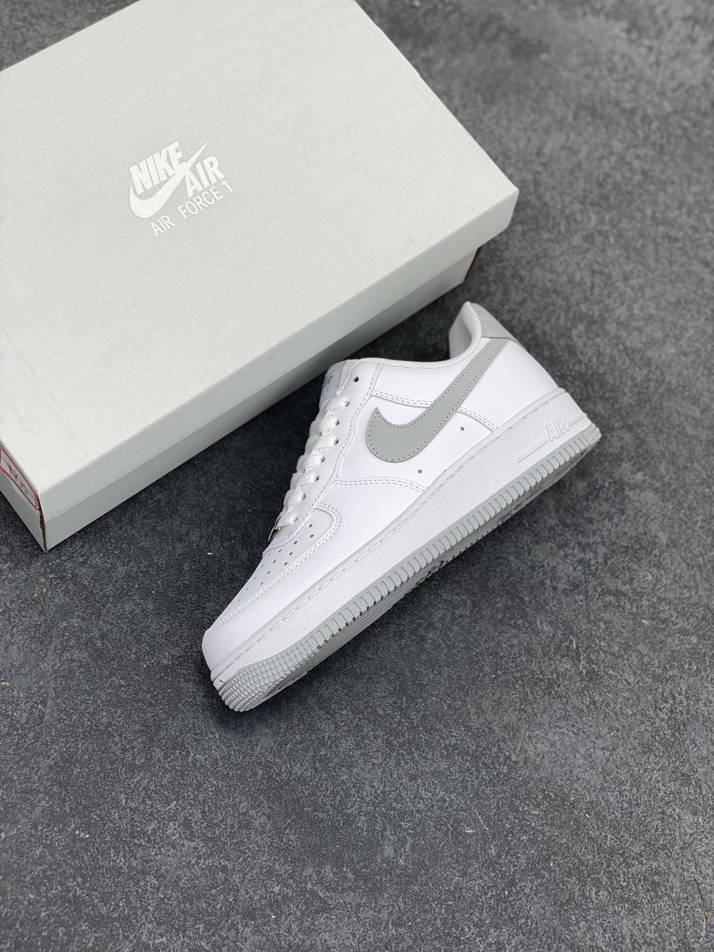 图片[7]-Nike Air Force 1‘07 Low 白灰 空军一号低帮休闲板鞋 原楦头原纸板 打造纯正空军版型#专注外贸渠道 全掌内置蜂窝气垫 #原盒配件 原厂中底钢印、拉帮完美 货号：FJ4146-100 尺码：36 36.5 37.5 38 38.5 39 40 40.5 41 42 42.5 43 44 44.5 45-选品中心