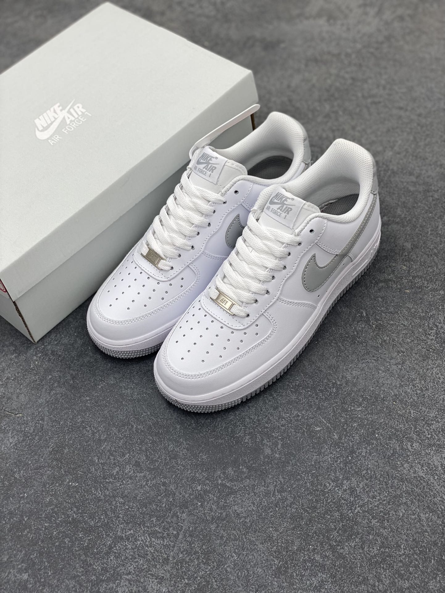 图片[8]-Nike Air Force 1‘07 Low 白灰 空军一号低帮休闲板鞋 原楦头原纸板 打造纯正空军版型#专注外贸渠道 全掌内置蜂窝气垫 #原盒配件 原厂中底钢印、拉帮完美 货号：FJ4146-100 尺码：36 36.5 37.5 38 38.5 39 40 40.5 41 42 42.5 43 44 44.5 45-选品中心
