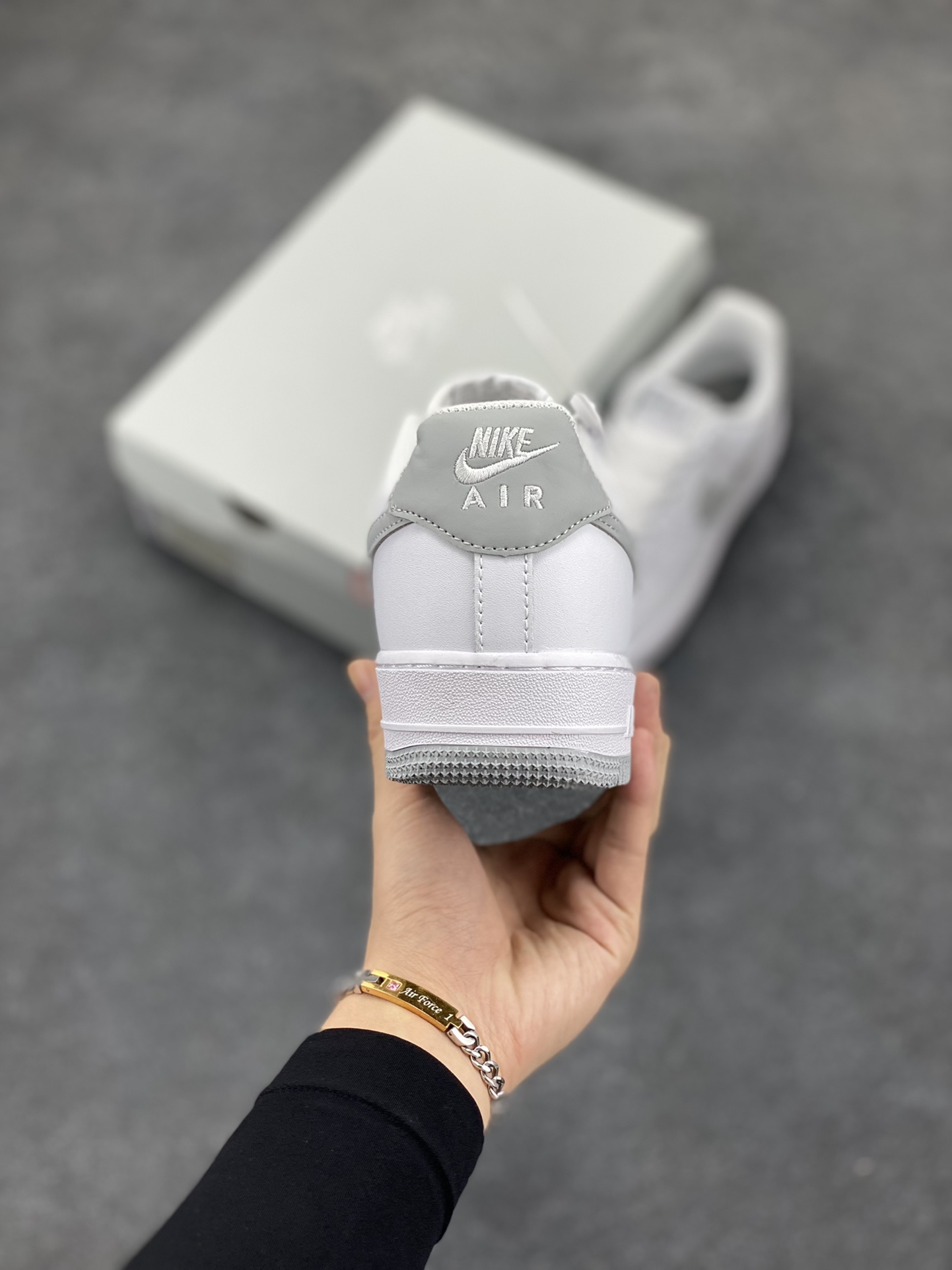 图片[4]-Nike Air Force 1‘07 Low 白灰 空军一号低帮休闲板鞋 原楦头原纸板 打造纯正空军版型#专注外贸渠道 全掌内置蜂窝气垫 #原盒配件 原厂中底钢印、拉帮完美 货号：FJ4146-100 尺码：36 36.5 37.5 38 38.5 39 40 40.5 41 42 42.5 43 44 44.5 45-选品中心