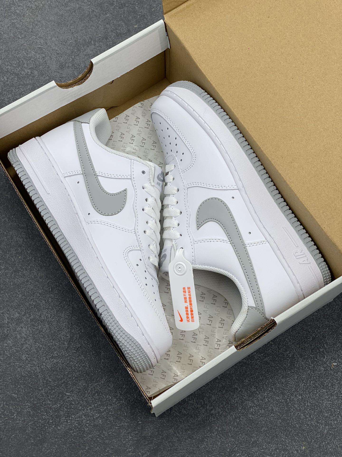 图片[9]-Nike Air Force 1‘07 Low 白灰 空军一号低帮休闲板鞋 原楦头原纸板 打造纯正空军版型#专注外贸渠道 全掌内置蜂窝气垫 #原盒配件 原厂中底钢印、拉帮完美 货号：FJ4146-100 尺码：36 36.5 37.5 38 38.5 39 40 40.5 41 42 42.5 43 44 44.5 45-选品中心