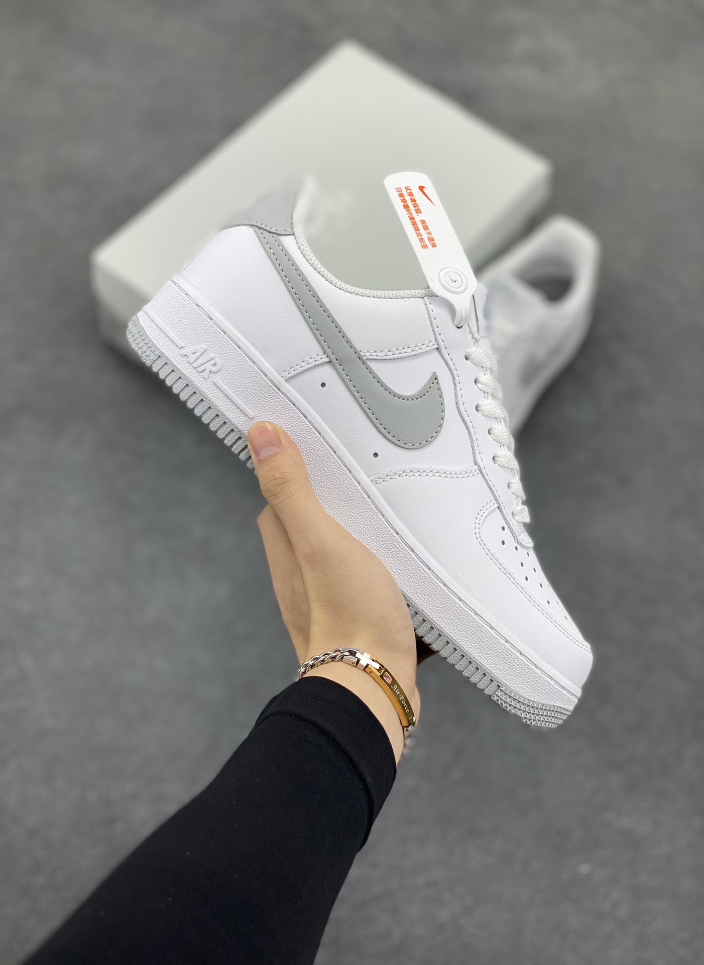 Nike Air Force 1‘07 Low 白灰 空军一号低帮休闲板鞋 原楦头原纸板 打造纯正空军版型#专注外贸渠道 全掌内置蜂窝气垫 #原盒配件 原厂中底钢印、拉帮完美 货号：FJ4146-100 尺码：36 36.5 37.5 38 38.5 39 40 40.5 41 42 42.5 43 44 44.5 45-选品中心