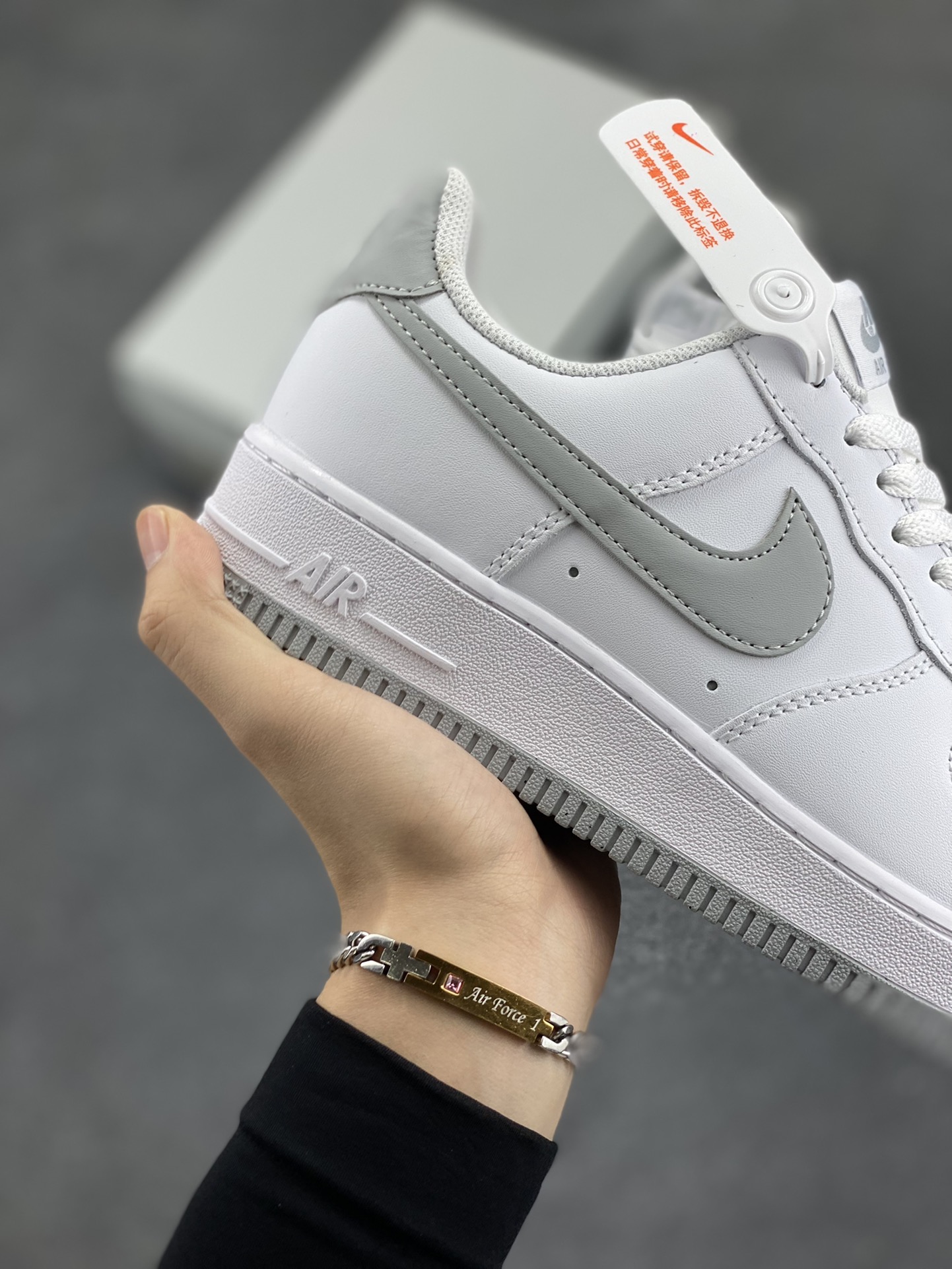 图片[6]-Nike Air Force 1‘07 Low 白灰 空军一号低帮休闲板鞋 原楦头原纸板 打造纯正空军版型#专注外贸渠道 全掌内置蜂窝气垫 #原盒配件 原厂中底钢印、拉帮完美 货号：FJ4146-100 尺码：36 36.5 37.5 38 38.5 39 40 40.5 41 42 42.5 43 44 44.5 45-选品中心