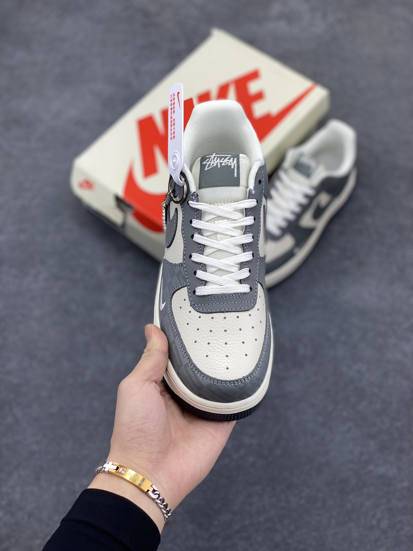 图片[2]-NIke Air Force 1 \’07 Low “斯图西联名–米白灰暗影”空军一号 低帮 运动鞋 休闲鞋 折边针车 工艺难度大 原楦头原纸板 原装鞋盒 定制五金配件 内置全掌气垫 原厂鞋底 货号：DF0180-008 尺码：36 36.5 37.5 38 38.5 39 40 40.5 41 42 42.5 43 44 44.5 45-选品中心