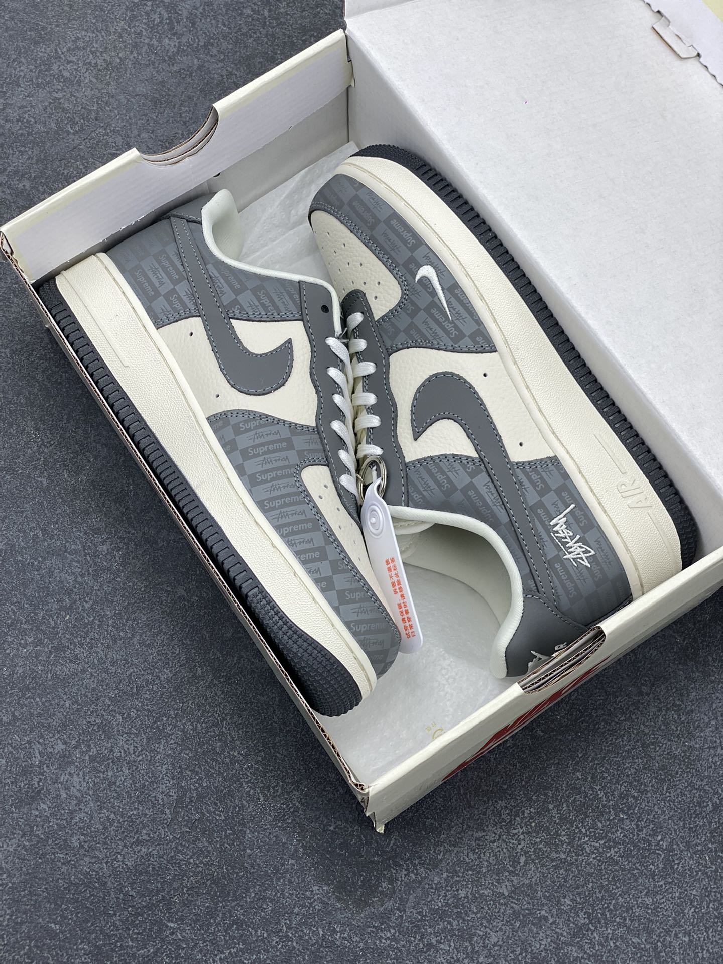 图片[9]-NIke Air Force 1 \’07 Low “斯图西联名–米白灰暗影”空军一号 低帮 运动鞋 休闲鞋 折边针车 工艺难度大 原楦头原纸板 原装鞋盒 定制五金配件 内置全掌气垫 原厂鞋底 货号：DF0180-008 尺码：36 36.5 37.5 38 38.5 39 40 40.5 41 42 42.5 43 44 44.5 45-选品中心