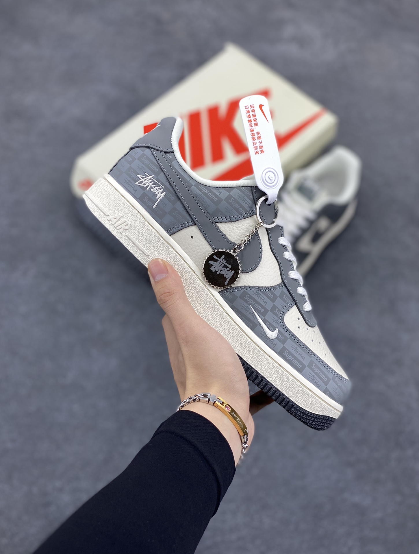 NIke Air Force 1 \’07 Low “斯图西联名–米白灰暗影”空军一号 低帮 运动鞋 休闲鞋 折边针车 工艺难度大 原楦头原纸板 原装鞋盒 定制五金配件 内置全掌气垫 原厂鞋底 货号:DF0180-008 尺码:36 36.5 37.5 38 38.5 39 40 40.5 41 42 42.5 43 44 44.5 45-选品中心