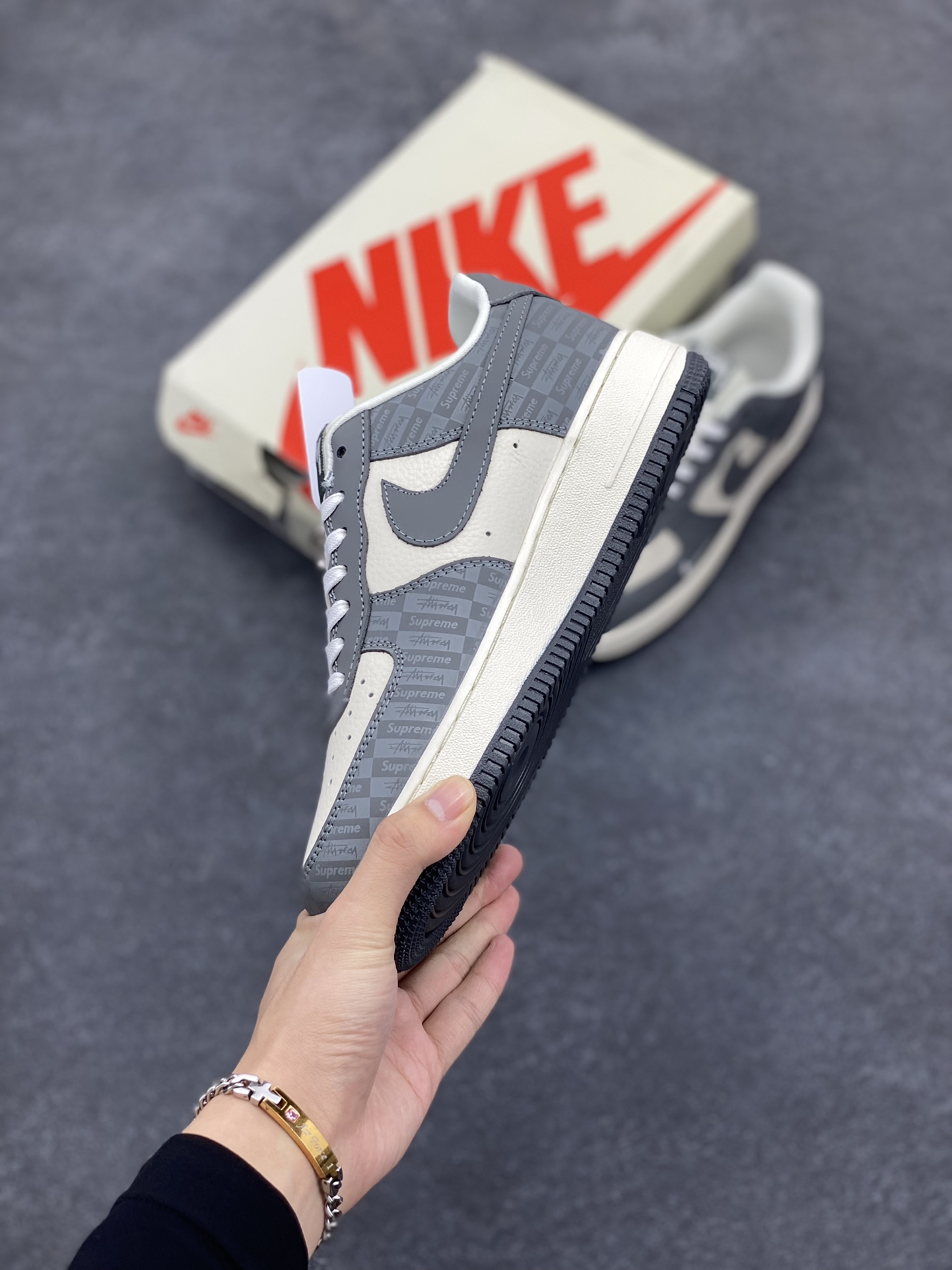 图片[3]-NIke Air Force 1 \’07 Low “斯图西联名–米白灰暗影”空军一号 低帮 运动鞋 休闲鞋 折边针车 工艺难度大 原楦头原纸板 原装鞋盒 定制五金配件 内置全掌气垫 原厂鞋底 货号：DF0180-008 尺码：36 36.5 37.5 38 38.5 39 40 40.5 41 42 42.5 43 44 44.5 45-选品中心