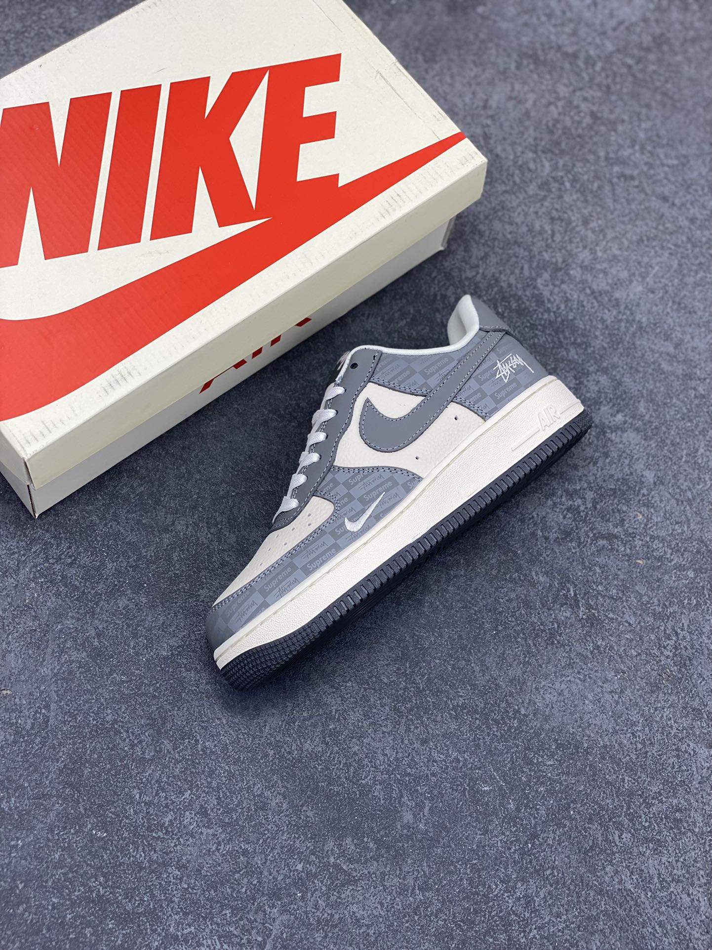 图片[7]-NIke Air Force 1 \’07 Low “斯图西联名–米白灰暗影”空军一号 低帮 运动鞋 休闲鞋 折边针车 工艺难度大 原楦头原纸板 原装鞋盒 定制五金配件 内置全掌气垫 原厂鞋底 货号：DF0180-008 尺码：36 36.5 37.5 38 38.5 39 40 40.5 41 42 42.5 43 44 44.5 45-选品中心