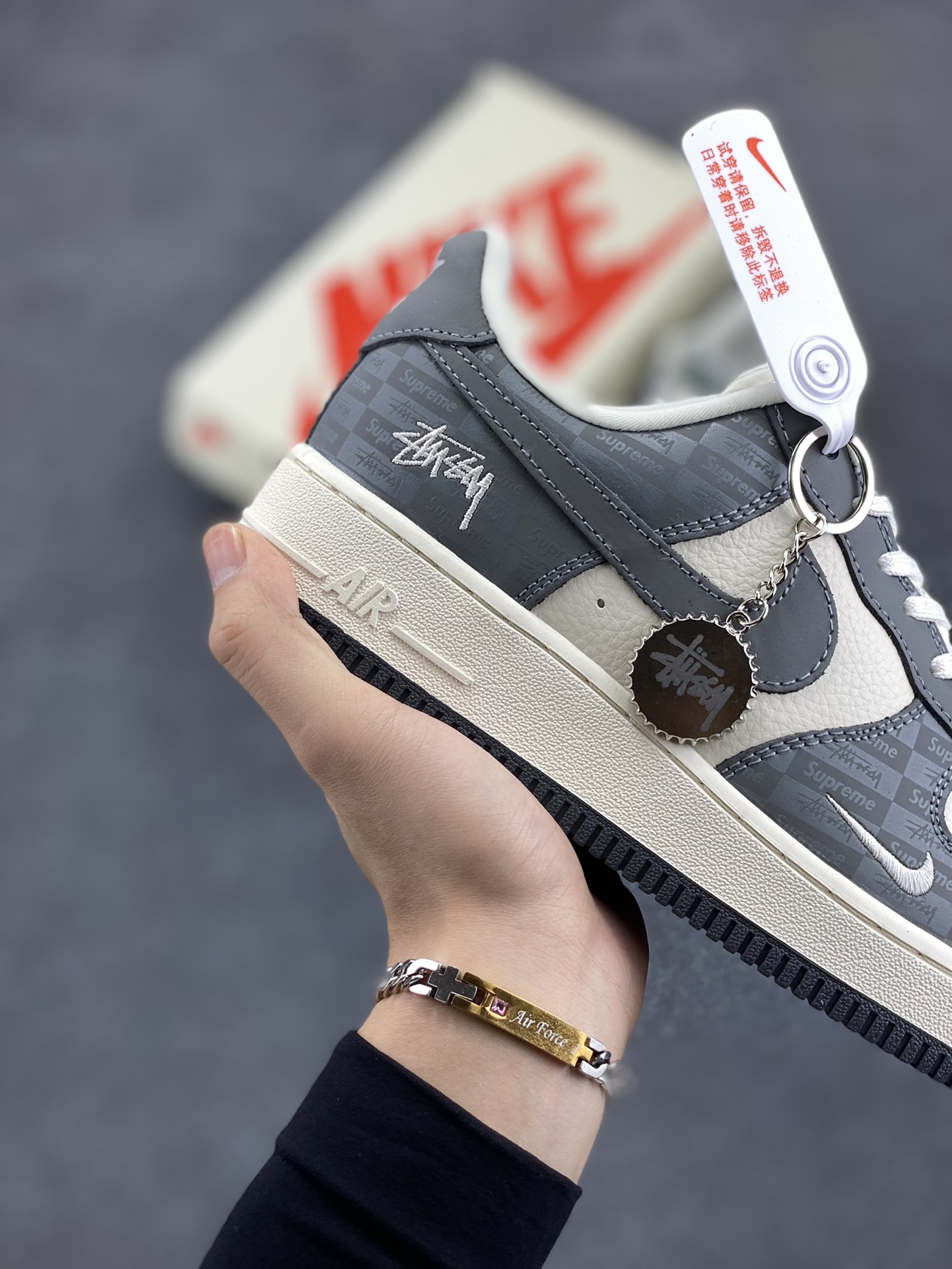 图片[6]-NIke Air Force 1 \’07 Low “斯图西联名–米白灰暗影”空军一号 低帮 运动鞋 休闲鞋 折边针车 工艺难度大 原楦头原纸板 原装鞋盒 定制五金配件 内置全掌气垫 原厂鞋底 货号：DF0180-008 尺码：36 36.5 37.5 38 38.5 39 40 40.5 41 42 42.5 43 44 44.5 45-选品中心