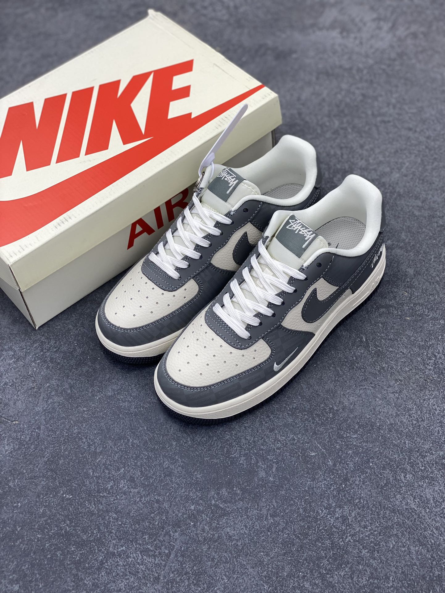 图片[8]-NIke Air Force 1 \’07 Low “斯图西联名–米白灰暗影”空军一号 低帮 运动鞋 休闲鞋 折边针车 工艺难度大 原楦头原纸板 原装鞋盒 定制五金配件 内置全掌气垫 原厂鞋底 货号：DF0180-008 尺码：36 36.5 37.5 38 38.5 39 40 40.5 41 42 42.5 43 44 44.5 45-选品中心