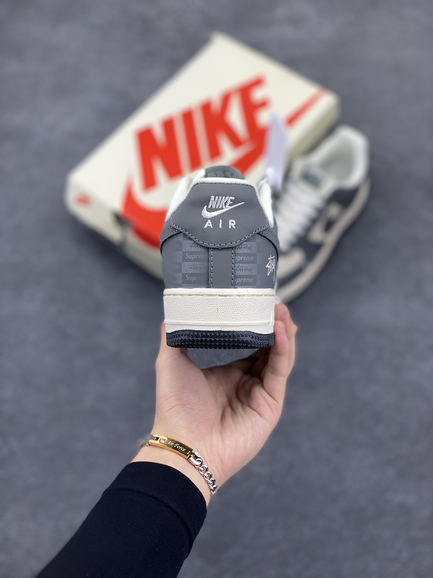 图片[4]-NIke Air Force 1 \’07 Low “斯图西联名–米白灰暗影”空军一号 低帮 运动鞋 休闲鞋 折边针车 工艺难度大 原楦头原纸板 原装鞋盒 定制五金配件 内置全掌气垫 原厂鞋底 货号：DF0180-008 尺码：36 36.5 37.5 38 38.5 39 40 40.5 41 42 42.5 43 44 44.5 45-选品中心