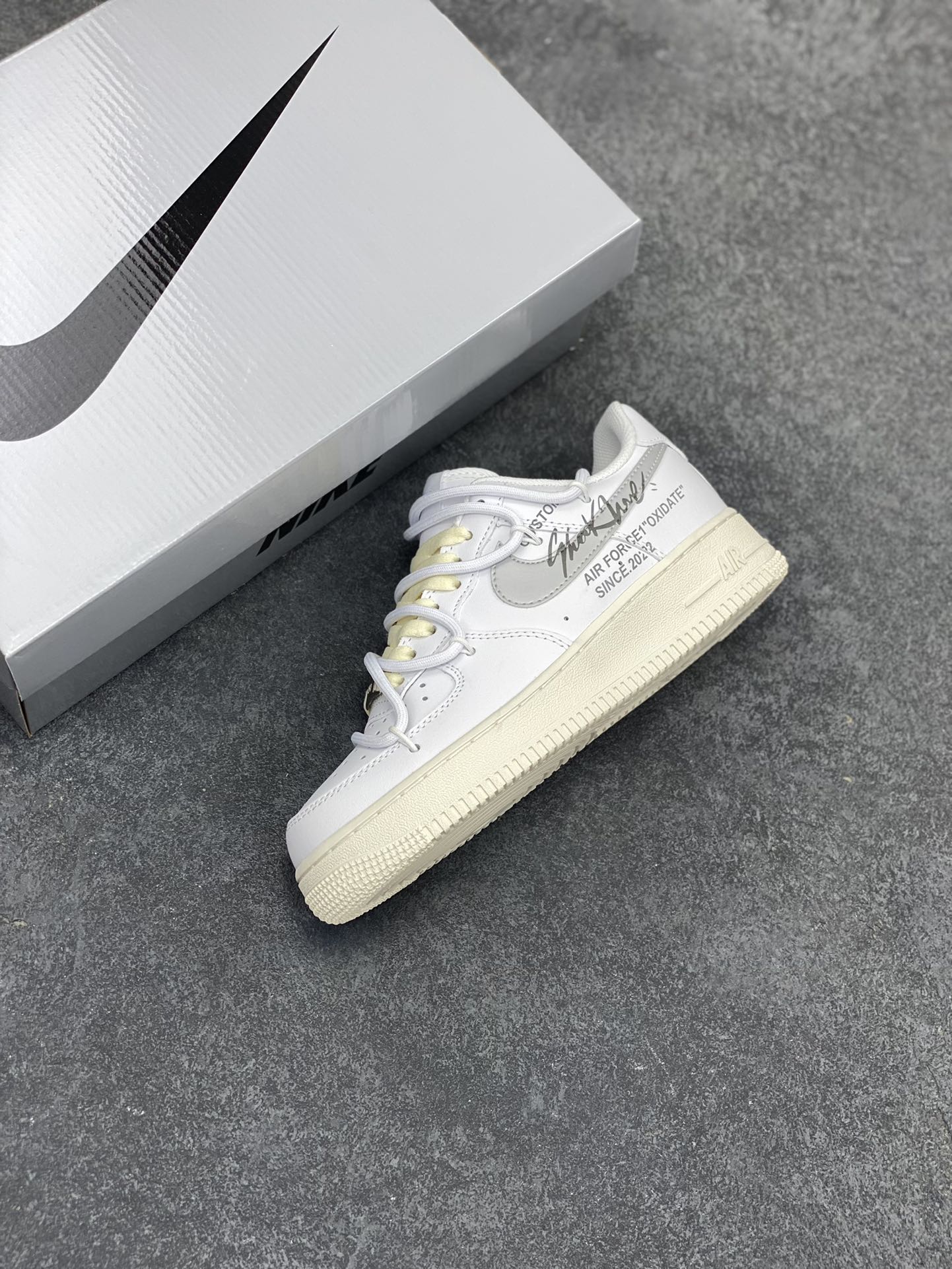 图片[7]-Nike Air Force 1 Low’07 银勾off风 空军一号绑带低帮休闲板鞋 定制皮料 原厂3D打印 定制鞋盒 原楦原纸板 纯正空军版型 内置全掌气垫 货号：ZH0316-051 尺码：36 36.5 37.5 38 38.5 39 40 40.5 41 42 42.5 43 44 44.5 45-选品中心