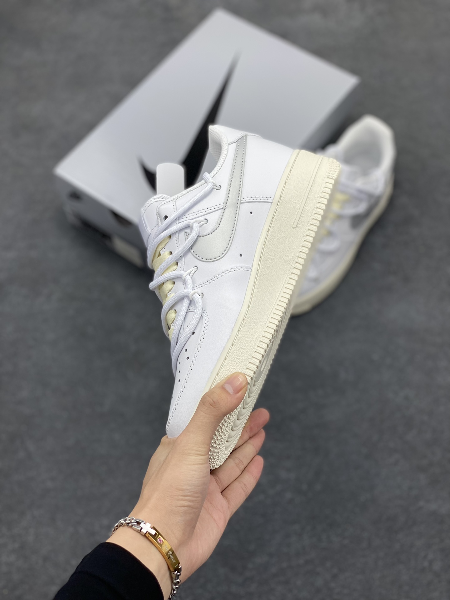 图片[3]-Nike Air Force 1 Low’07 银勾off风 空军一号绑带低帮休闲板鞋 定制皮料 原厂3D打印 定制鞋盒 原楦原纸板 纯正空军版型 内置全掌气垫 货号：ZH0316-051 尺码：36 36.5 37.5 38 38.5 39 40 40.5 41 42 42.5 43 44 44.5 45-选品中心