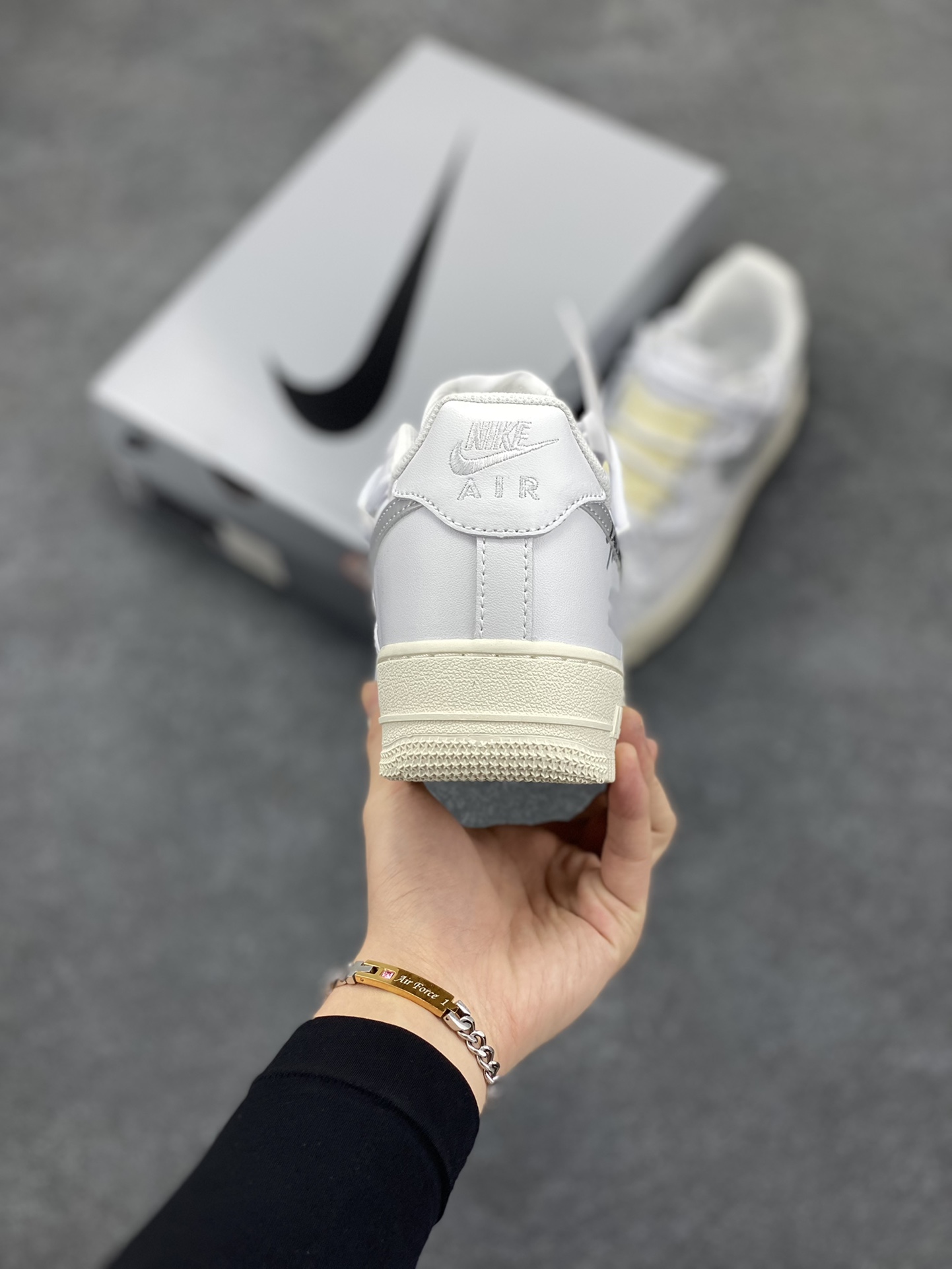 图片[4]-Nike Air Force 1 Low’07 银勾off风 空军一号绑带低帮休闲板鞋 定制皮料 原厂3D打印 定制鞋盒 原楦原纸板 纯正空军版型 内置全掌气垫 货号：ZH0316-051 尺码：36 36.5 37.5 38 38.5 39 40 40.5 41 42 42.5 43 44 44.5 45-选品中心