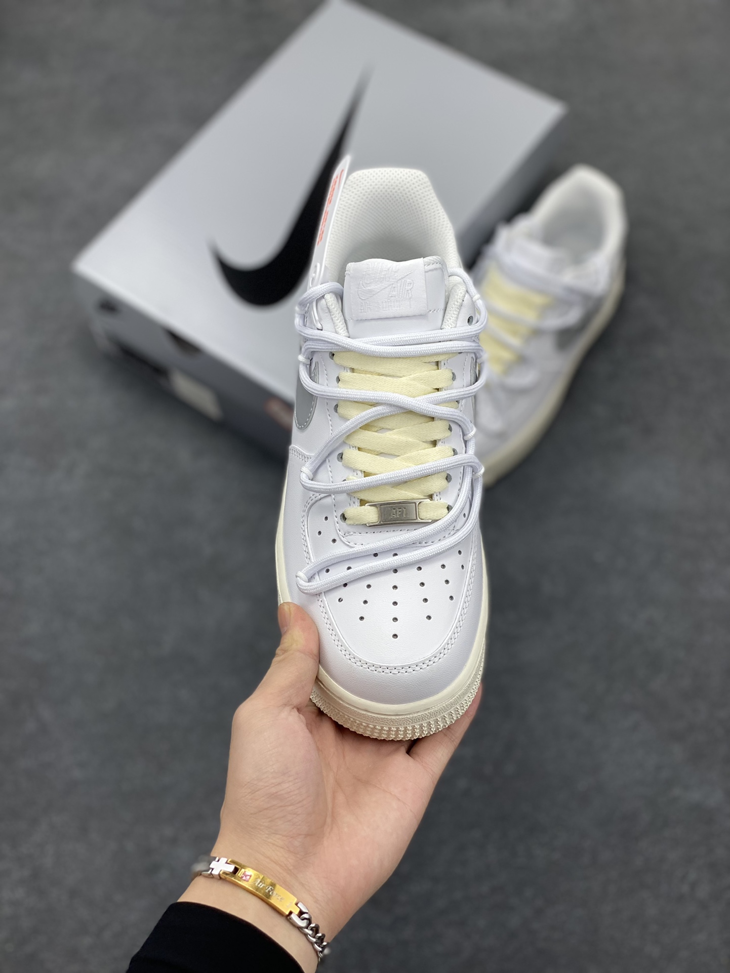 图片[2]-Nike Air Force 1 Low’07 银勾off风 空军一号绑带低帮休闲板鞋 定制皮料 原厂3D打印 定制鞋盒 原楦原纸板 纯正空军版型 内置全掌气垫 货号：ZH0316-051 尺码：36 36.5 37.5 38 38.5 39 40 40.5 41 42 42.5 43 44 44.5 45-选品中心