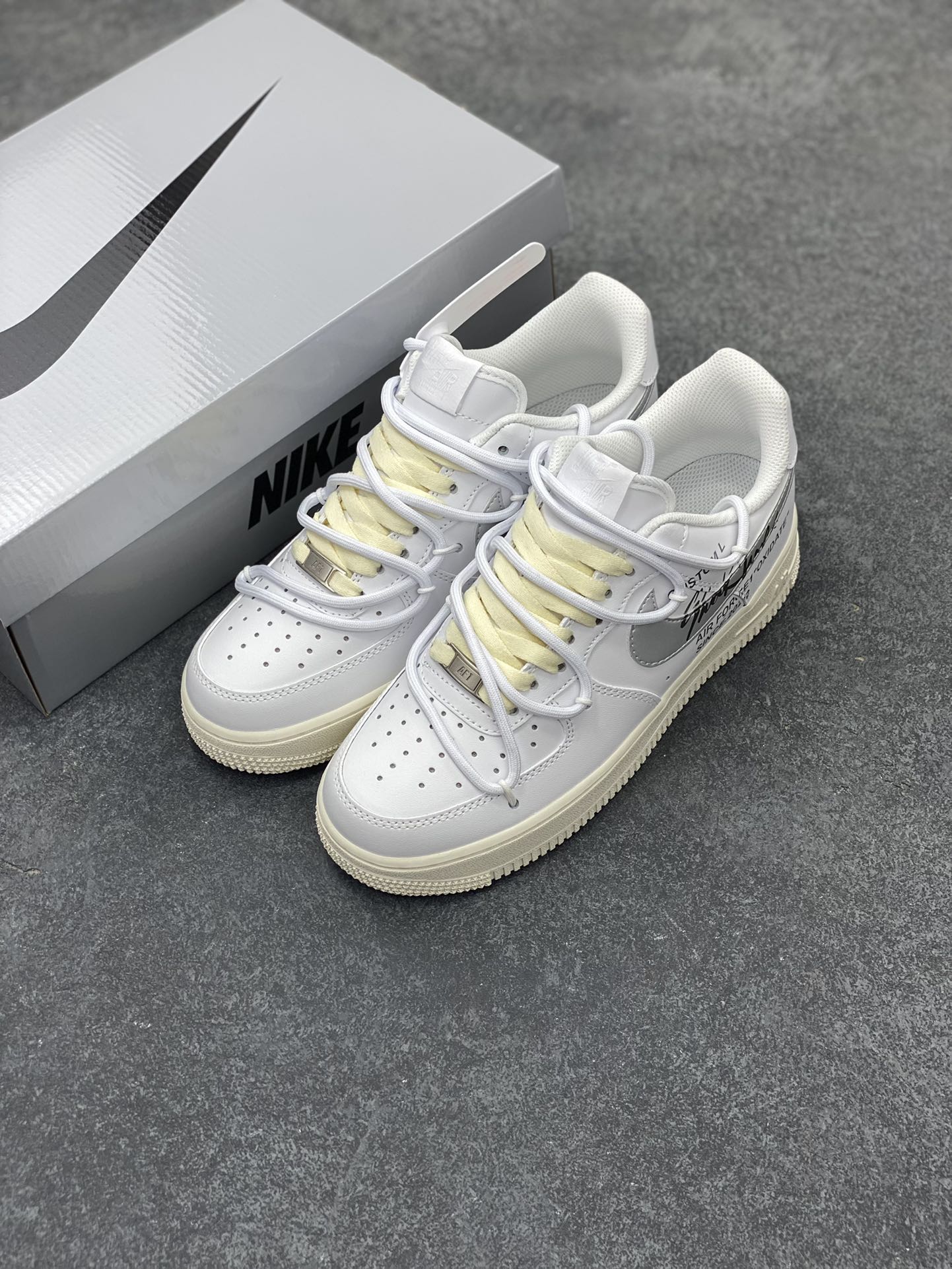 图片[8]-Nike Air Force 1 Low’07 银勾off风 空军一号绑带低帮休闲板鞋 定制皮料 原厂3D打印 定制鞋盒 原楦原纸板 纯正空军版型 内置全掌气垫 货号：ZH0316-051 尺码：36 36.5 37.5 38 38.5 39 40 40.5 41 42 42.5 43 44 44.5 45-选品中心