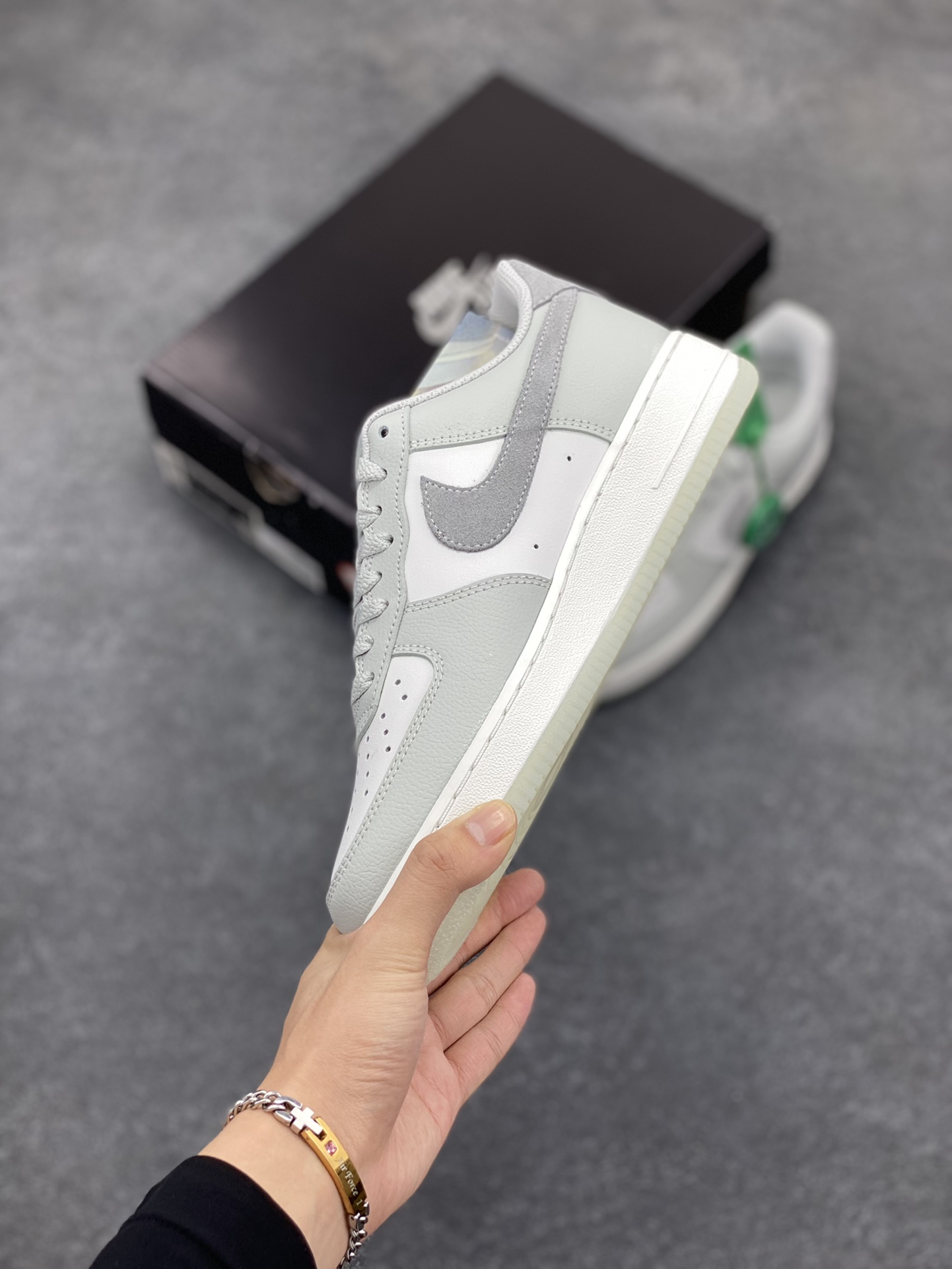 图片[3]-HY版本💯 Nike Air Force 1 Low 灰白 空军一号低帮运动休闲板鞋 原楦头原纸板 打造纯正空军版型 专注外贸渠道 全掌内置蜂窝气垫 原盒配件 原厂中底钢印、拉帮完美 货号：FJ4170-003 尺码：36 36.5 37.5 38 38.5 39 40 40.5 41 42 42.5 43 44 44.5 45 46-选品中心