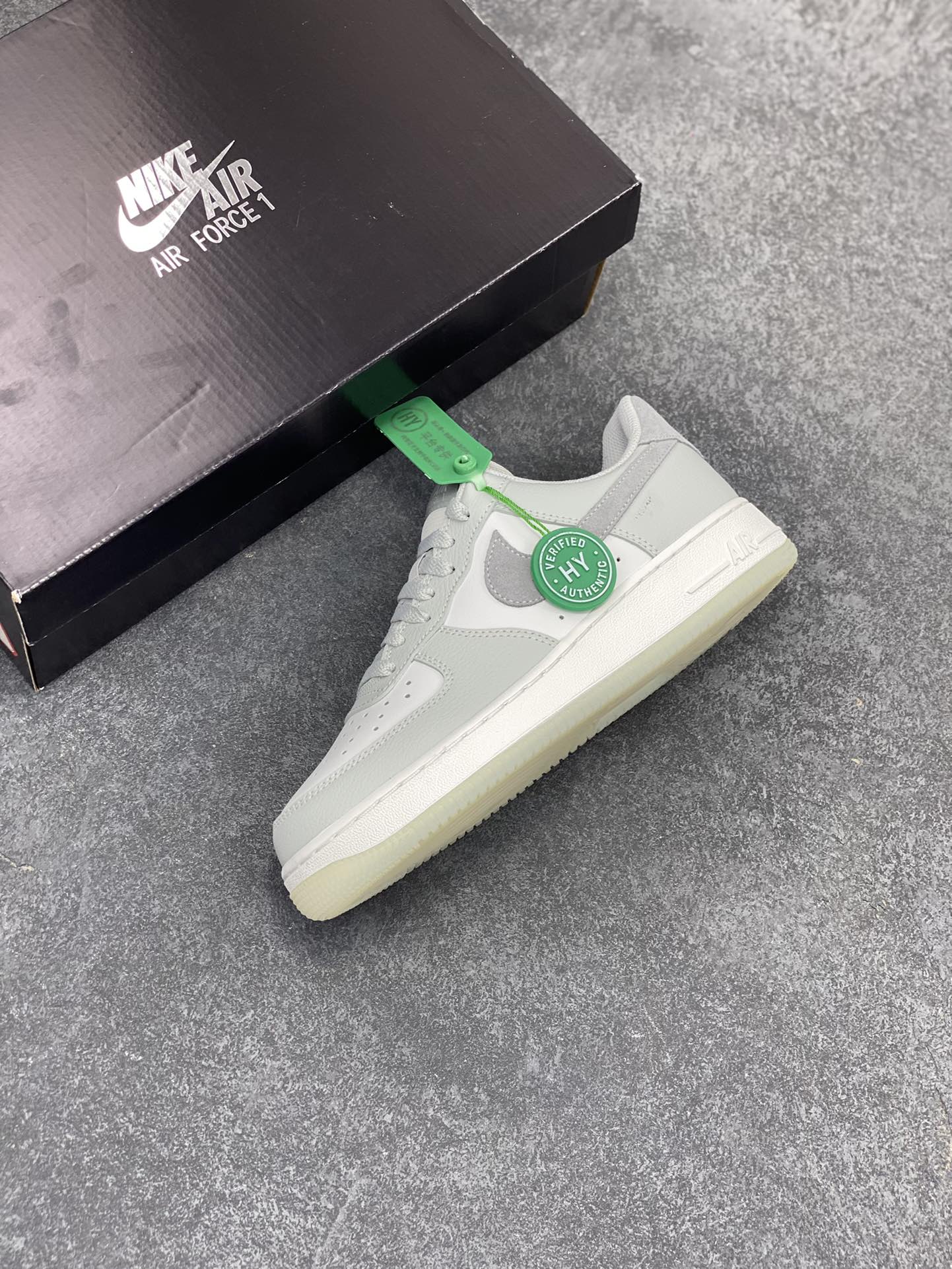 图片[7]-HY版本💯 Nike Air Force 1 Low 灰白 空军一号低帮运动休闲板鞋 原楦头原纸板 打造纯正空军版型 专注外贸渠道 全掌内置蜂窝气垫 原盒配件 原厂中底钢印、拉帮完美 货号：FJ4170-003 尺码：36 36.5 37.5 38 38.5 39 40 40.5 41 42 42.5 43 44 44.5 45 46-选品中心