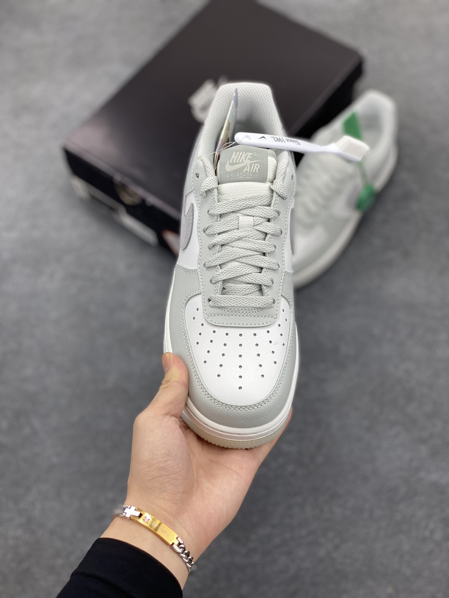 图片[2]-HY版本💯 Nike Air Force 1 Low 灰白 空军一号低帮运动休闲板鞋 原楦头原纸板 打造纯正空军版型 专注外贸渠道 全掌内置蜂窝气垫 原盒配件 原厂中底钢印、拉帮完美 货号：FJ4170-003 尺码：36 36.5 37.5 38 38.5 39 40 40.5 41 42 42.5 43 44 44.5 45 46-选品中心
