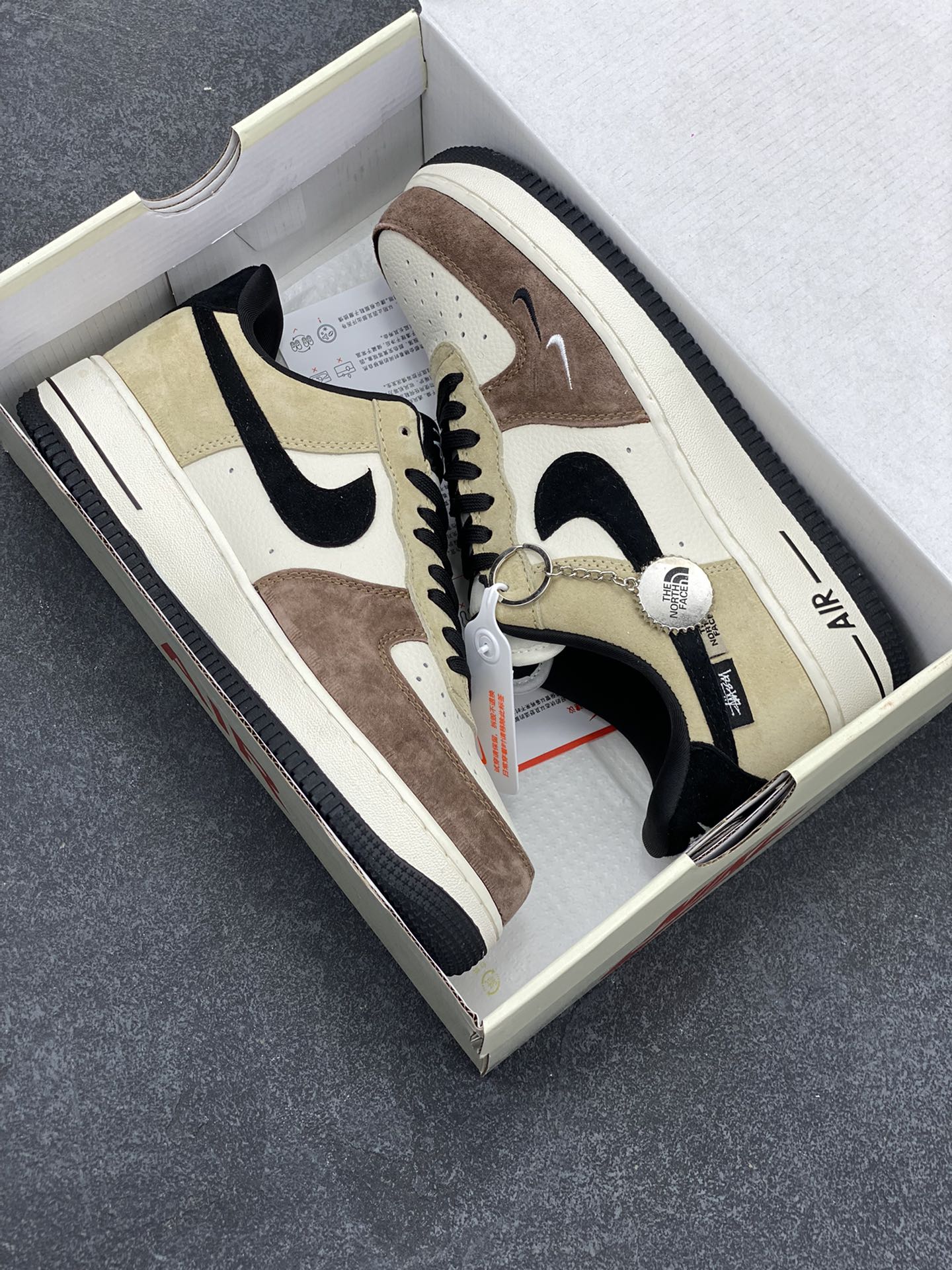 图片[9]-NIke Air Force 1 \’07 Low “北面斯图西联名–黑棕咖”空军一号 低帮 运动鞋 休闲鞋 折边针车 工艺难度大 原楦头原纸板 原装鞋盒 定制五金配件 内置全掌气垫 原厂鞋底 货号：KK1988-018 尺码：36 36.5 37.5 38 38.5 39 40 40.5 41 42 42.5 43 44 44.5 45-选品中心