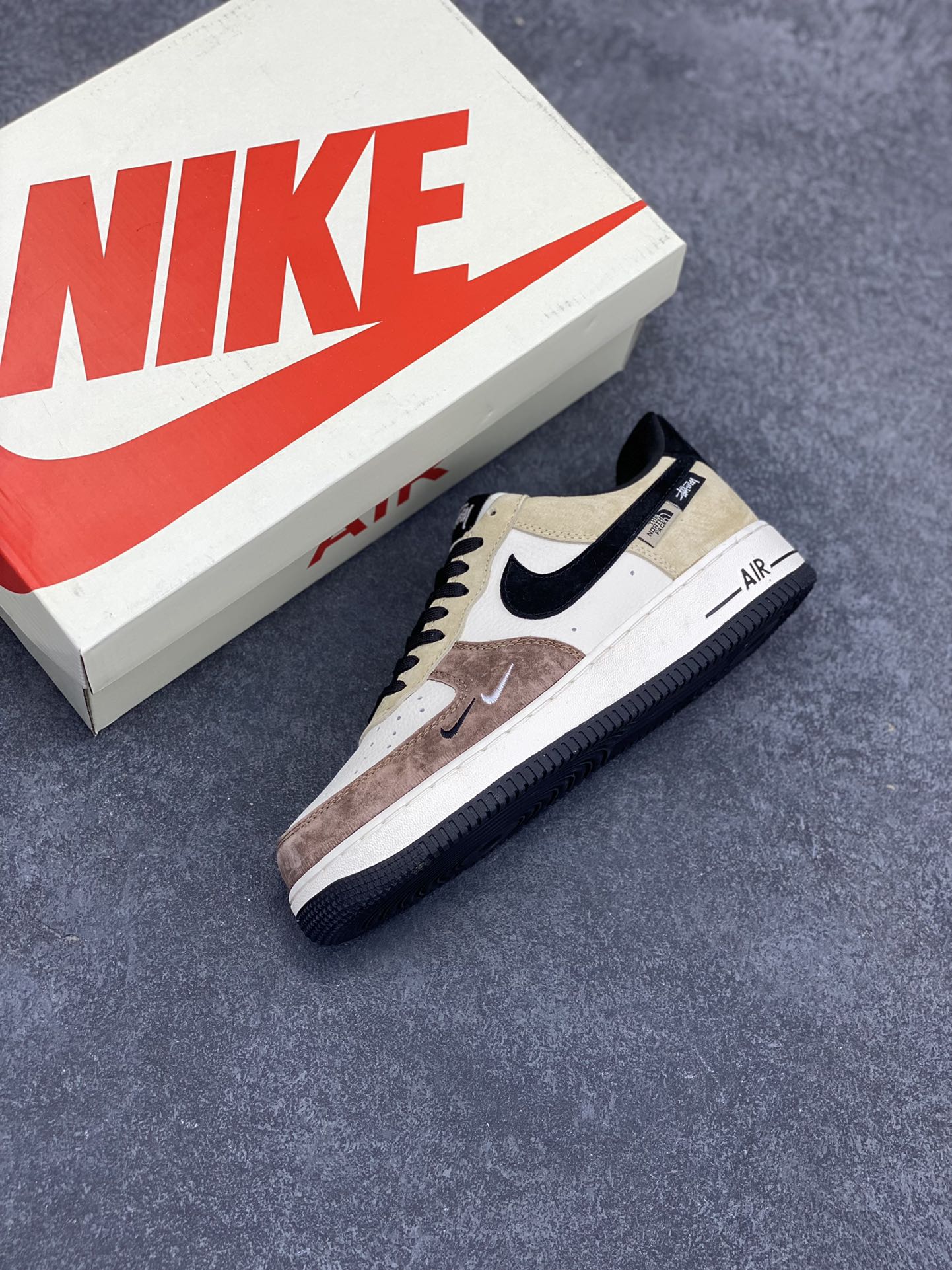 图片[7]-NIke Air Force 1 \’07 Low “北面斯图西联名–黑棕咖”空军一号 低帮 运动鞋 休闲鞋 折边针车 工艺难度大 原楦头原纸板 原装鞋盒 定制五金配件 内置全掌气垫 原厂鞋底 货号：KK1988-018 尺码：36 36.5 37.5 38 38.5 39 40 40.5 41 42 42.5 43 44 44.5 45-选品中心