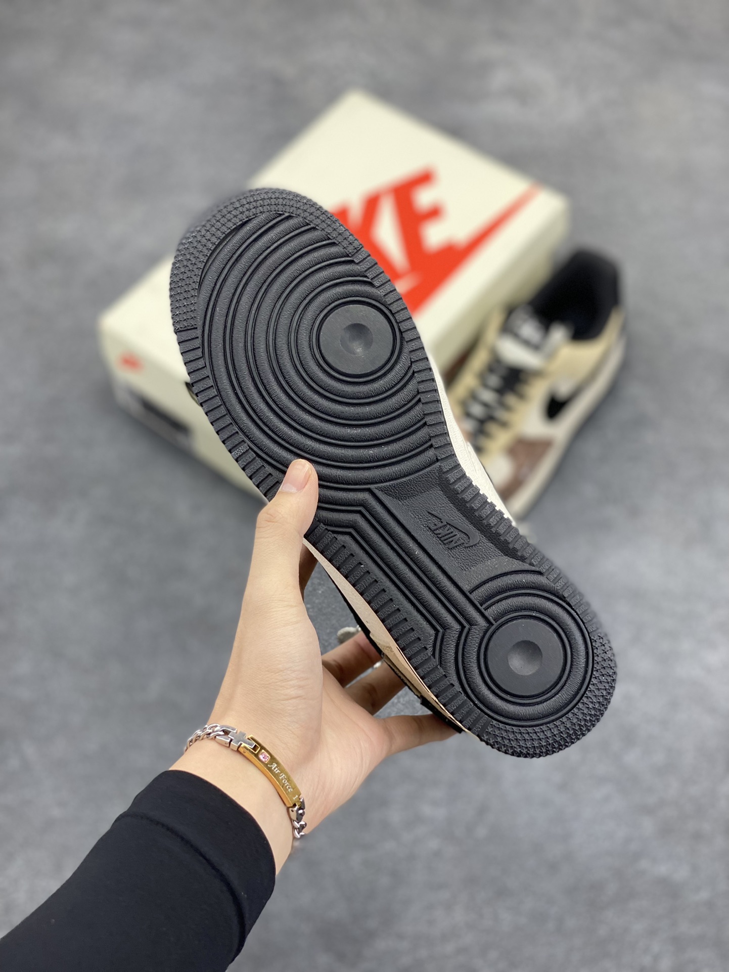 图片[5]-NIke Air Force 1 \’07 Low “北面斯图西联名–黑棕咖”空军一号 低帮 运动鞋 休闲鞋 折边针车 工艺难度大 原楦头原纸板 原装鞋盒 定制五金配件 内置全掌气垫 原厂鞋底 货号：KK1988-018 尺码：36 36.5 37.5 38 38.5 39 40 40.5 41 42 42.5 43 44 44.5 45-选品中心