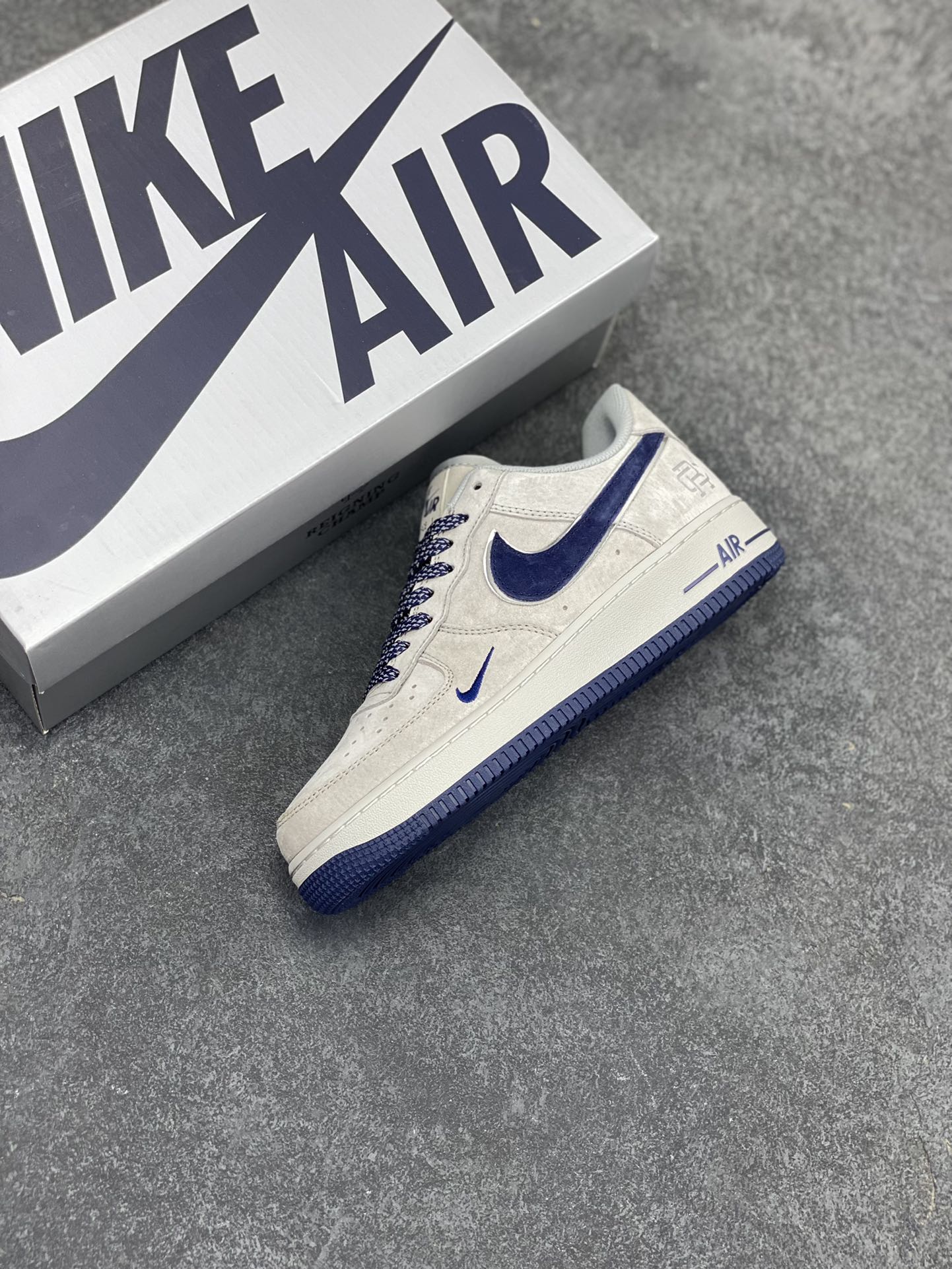 图片[7]-NIke Air Force 1 \’07 Low 麂皮深蓝卫冕冠军 小勾满天星空军一号中帮运动休闲板鞋 3M反光进口麂皮 原装鞋盒原楦头原纸板 内置全掌气垫 高清洁度 货号：WW5021-626 尺码：36 36.5 37.5 38 38.5 39 40 40.5 41 42 42.5 43 44 44.5 45-选品中心