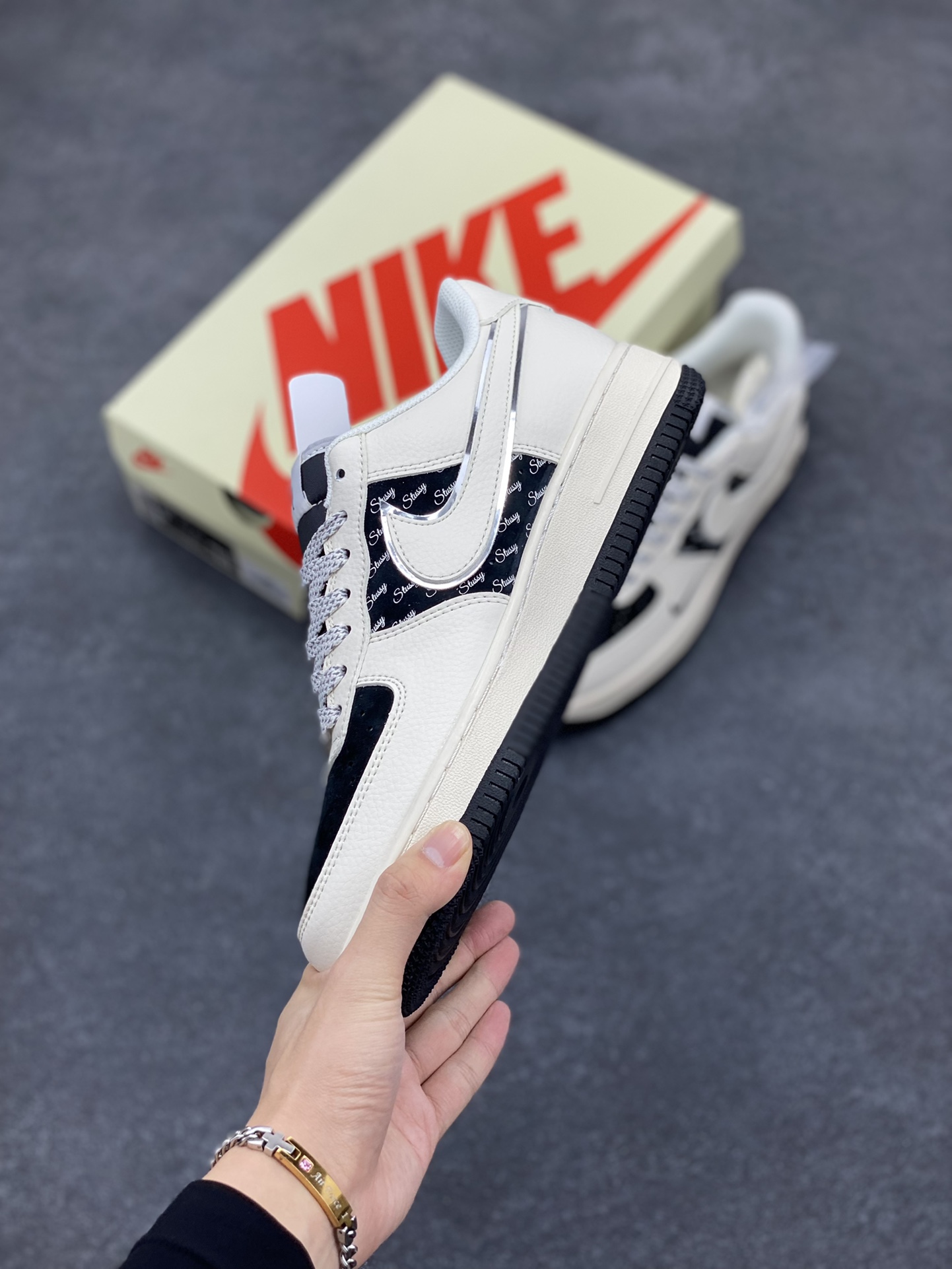 图片[3]-NIke Air Force 1 \’07 Low “斯图西联名–米黑英文银边”空军一号 低帮 运动鞋 休闲鞋 折边针车 工艺难度大 原楦头原纸板 原装鞋盒 定制五金配件 内置全掌气垫 原厂鞋底 货号：XZ6188-729 尺码：36 36.5 37.5 38 38.5 39 40 40.5 41 42 42.5 43 44 44.5 45-选品中心