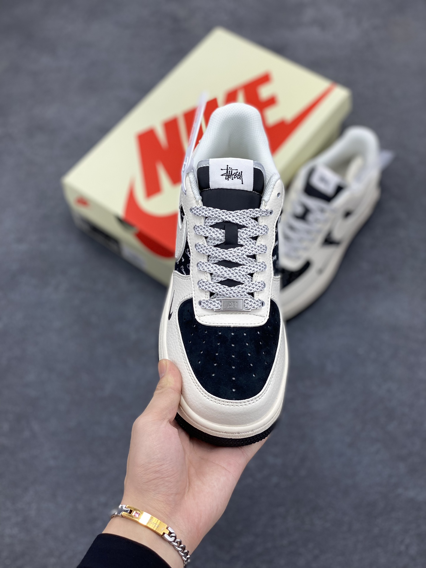 图片[2]-NIke Air Force 1 \’07 Low “斯图西联名–米黑英文银边”空军一号 低帮 运动鞋 休闲鞋 折边针车 工艺难度大 原楦头原纸板 原装鞋盒 定制五金配件 内置全掌气垫 原厂鞋底 货号：XZ6188-729 尺码：36 36.5 37.5 38 38.5 39 40 40.5 41 42 42.5 43 44 44.5 45-选品中心