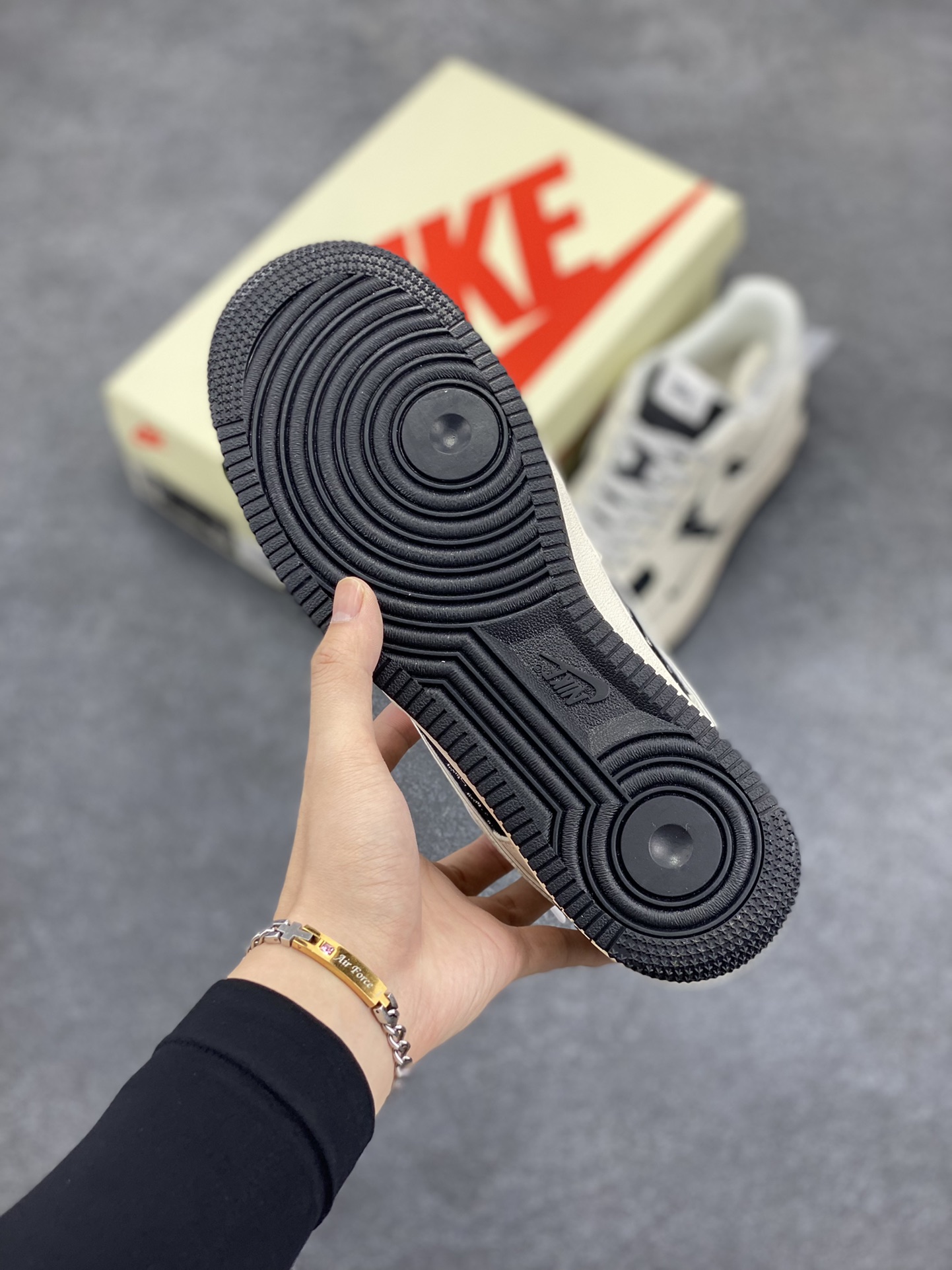 图片[5]-NIke Air Force 1 \’07 Low “斯图西联名–米黑英文银边”空军一号 低帮 运动鞋 休闲鞋 折边针车 工艺难度大 原楦头原纸板 原装鞋盒 定制五金配件 内置全掌气垫 原厂鞋底 货号：XZ6188-729 尺码：36 36.5 37.5 38 38.5 39 40 40.5 41 42 42.5 43 44 44.5 45-选品中心