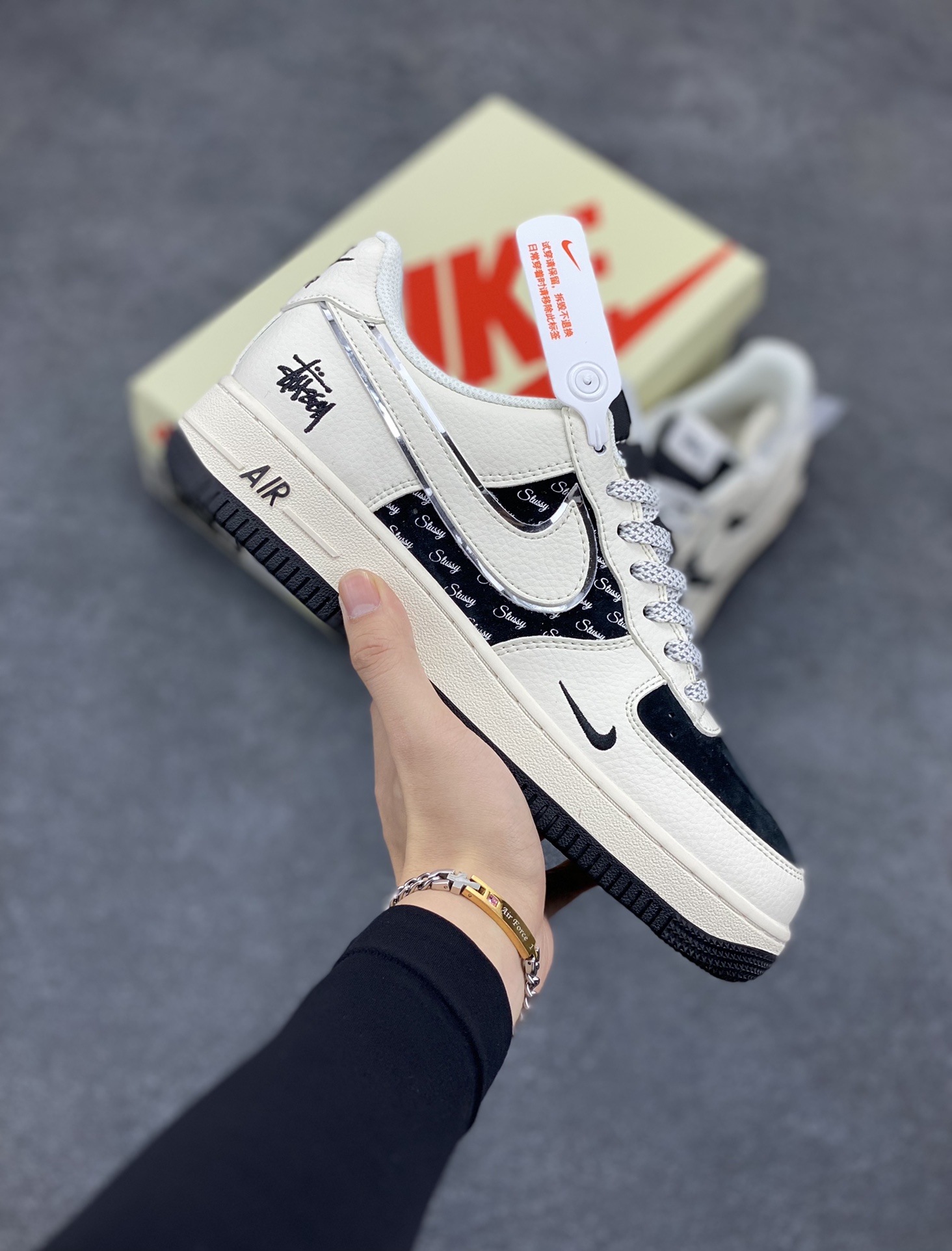 NIke Air Force 1 \’07 Low “斯图西联名–米黑英文银边”空军一号 低帮 运动鞋 休闲鞋 折边针车 工艺难度大 原楦头原纸板 原装鞋盒 定制五金配件 内置全掌气垫 原厂鞋底 货号：XZ6188-729 尺码：36 36.5 37.5 38 38.5 39 40 40.5 41 42 42.5 43 44 44.5 45-选品中心