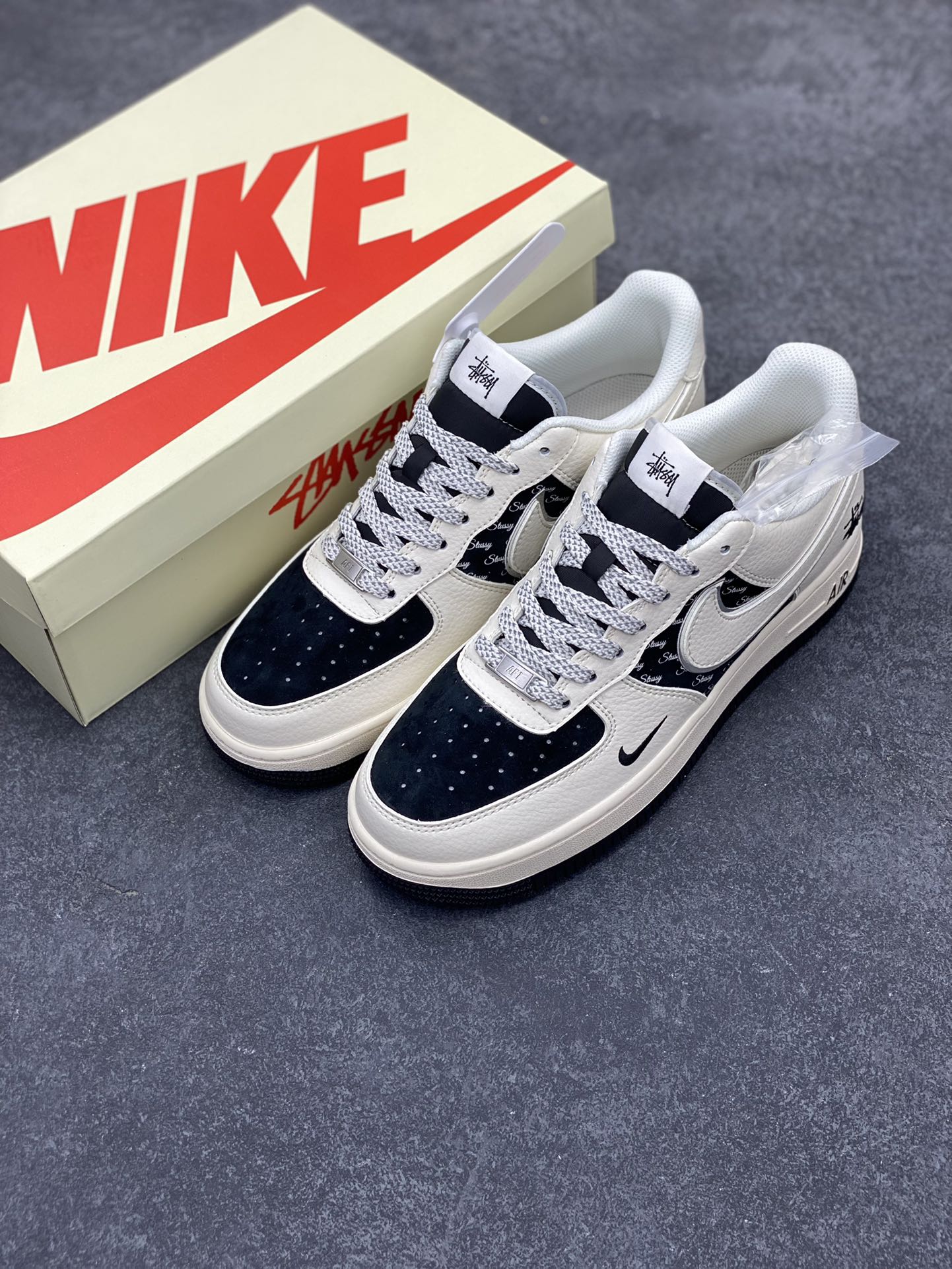 图片[8]-NIke Air Force 1 \’07 Low “斯图西联名–米黑英文银边”空军一号 低帮 运动鞋 休闲鞋 折边针车 工艺难度大 原楦头原纸板 原装鞋盒 定制五金配件 内置全掌气垫 原厂鞋底 货号：XZ6188-729 尺码：36 36.5 37.5 38 38.5 39 40 40.5 41 42 42.5 43 44 44.5 45-选品中心