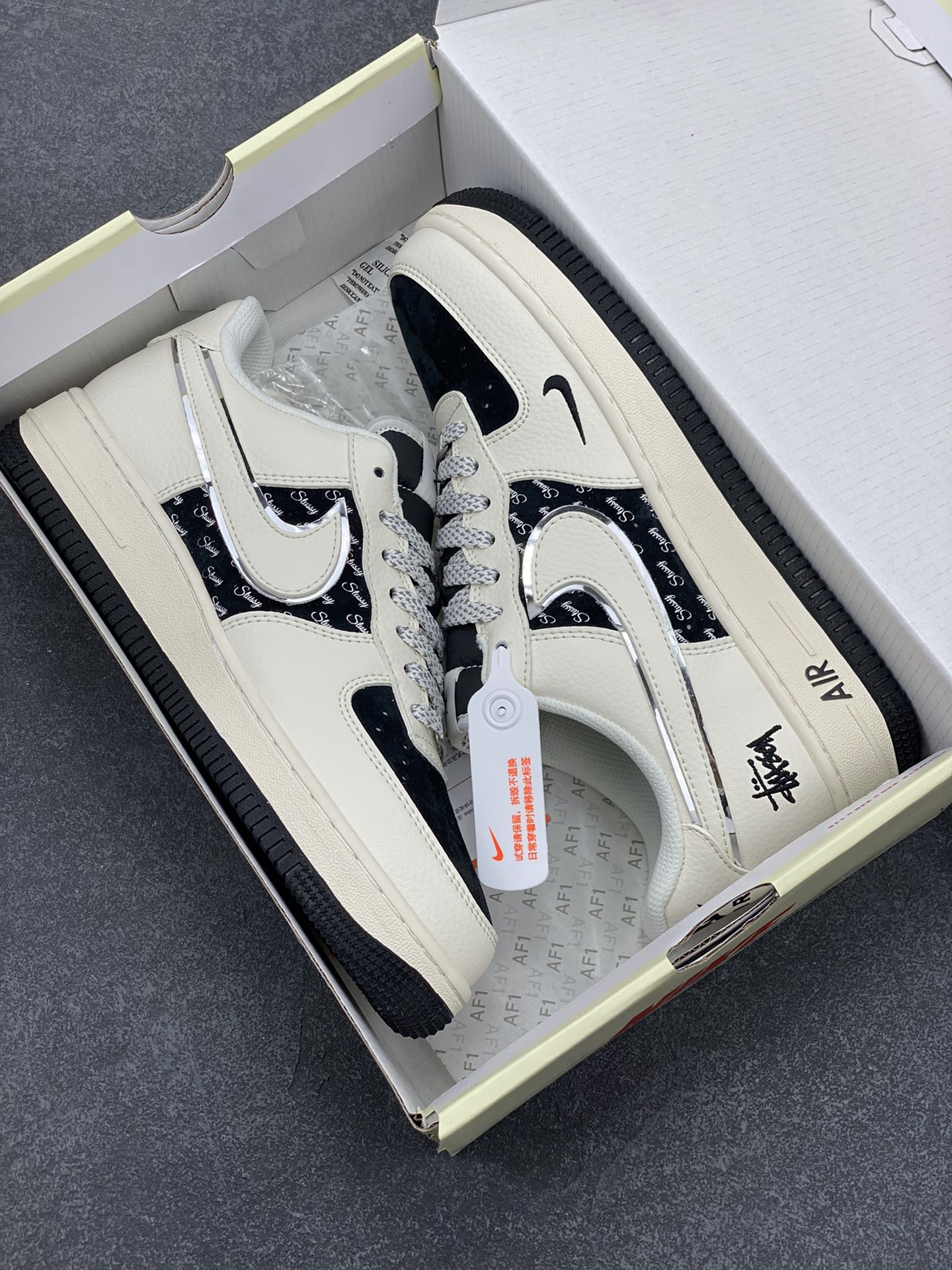 图片[9]-NIke Air Force 1 \’07 Low “斯图西联名–米黑英文银边”空军一号 低帮 运动鞋 休闲鞋 折边针车 工艺难度大 原楦头原纸板 原装鞋盒 定制五金配件 内置全掌气垫 原厂鞋底 货号：XZ6188-729 尺码：36 36.5 37.5 38 38.5 39 40 40.5 41 42 42.5 43 44 44.5 45-选品中心