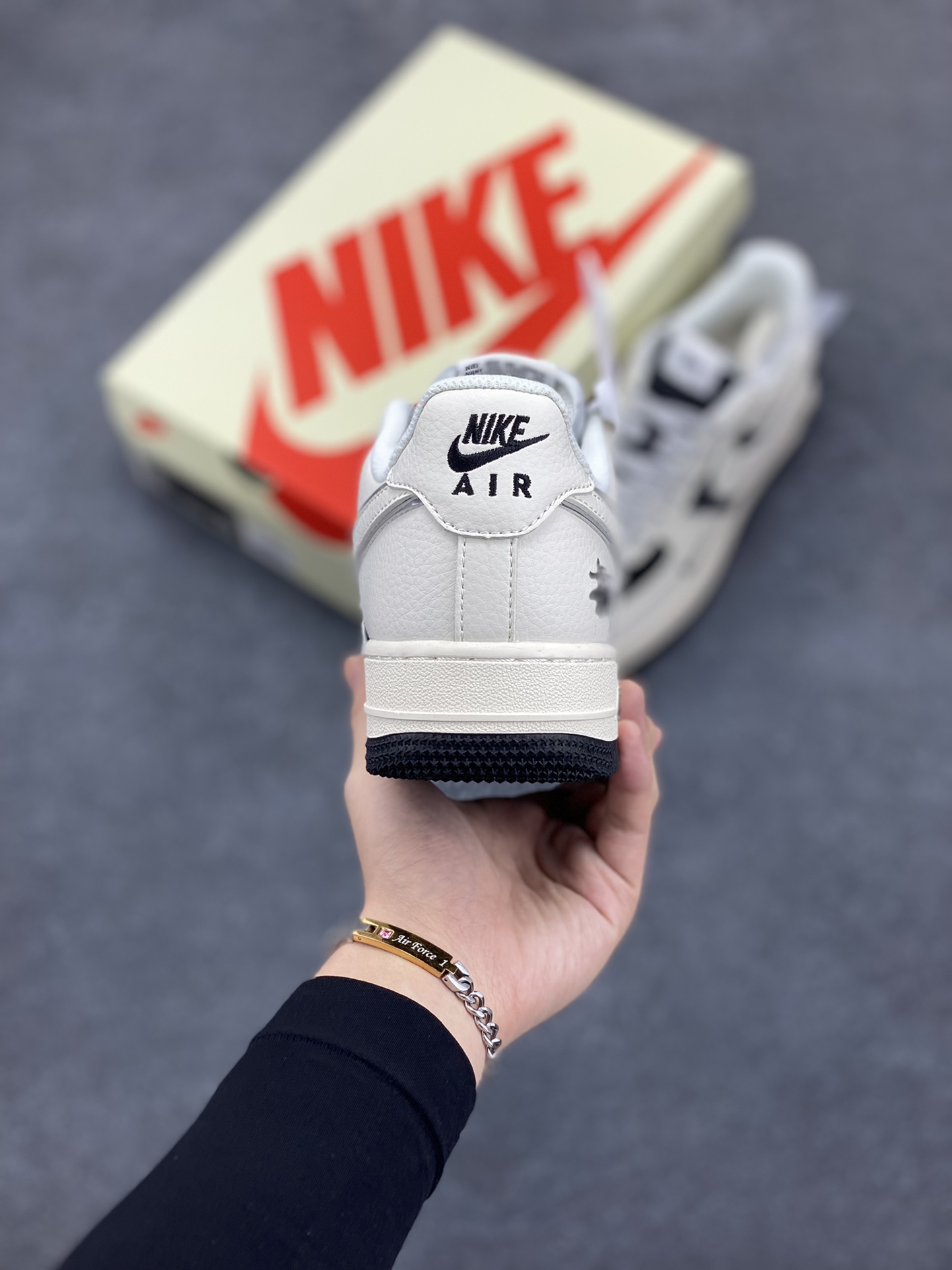 图片[4]-NIke Air Force 1 \’07 Low “斯图西联名–米黑英文银边”空军一号 低帮 运动鞋 休闲鞋 折边针车 工艺难度大 原楦头原纸板 原装鞋盒 定制五金配件 内置全掌气垫 原厂鞋底 货号：XZ6188-729 尺码：36 36.5 37.5 38 38.5 39 40 40.5 41 42 42.5 43 44 44.5 45-选品中心