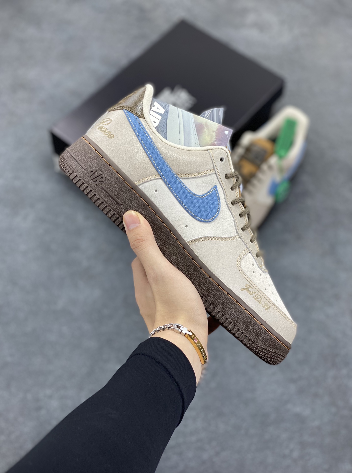 HY版本💯 Nike Air Force 1‘07 Low 棕白蓝 空军一号低帮休闲板鞋 原楦头原纸板 打造纯正空军版型#专注外贸渠道 全掌内置蜂窝气垫 #原盒配件 原厂中底钢印、拉帮完美 货号:HQ3458-142 尺码:36 36.5 37.5 38 38.5 39 40 40.5 41 42 42.5 43 44 44.5 45 46-选品中心